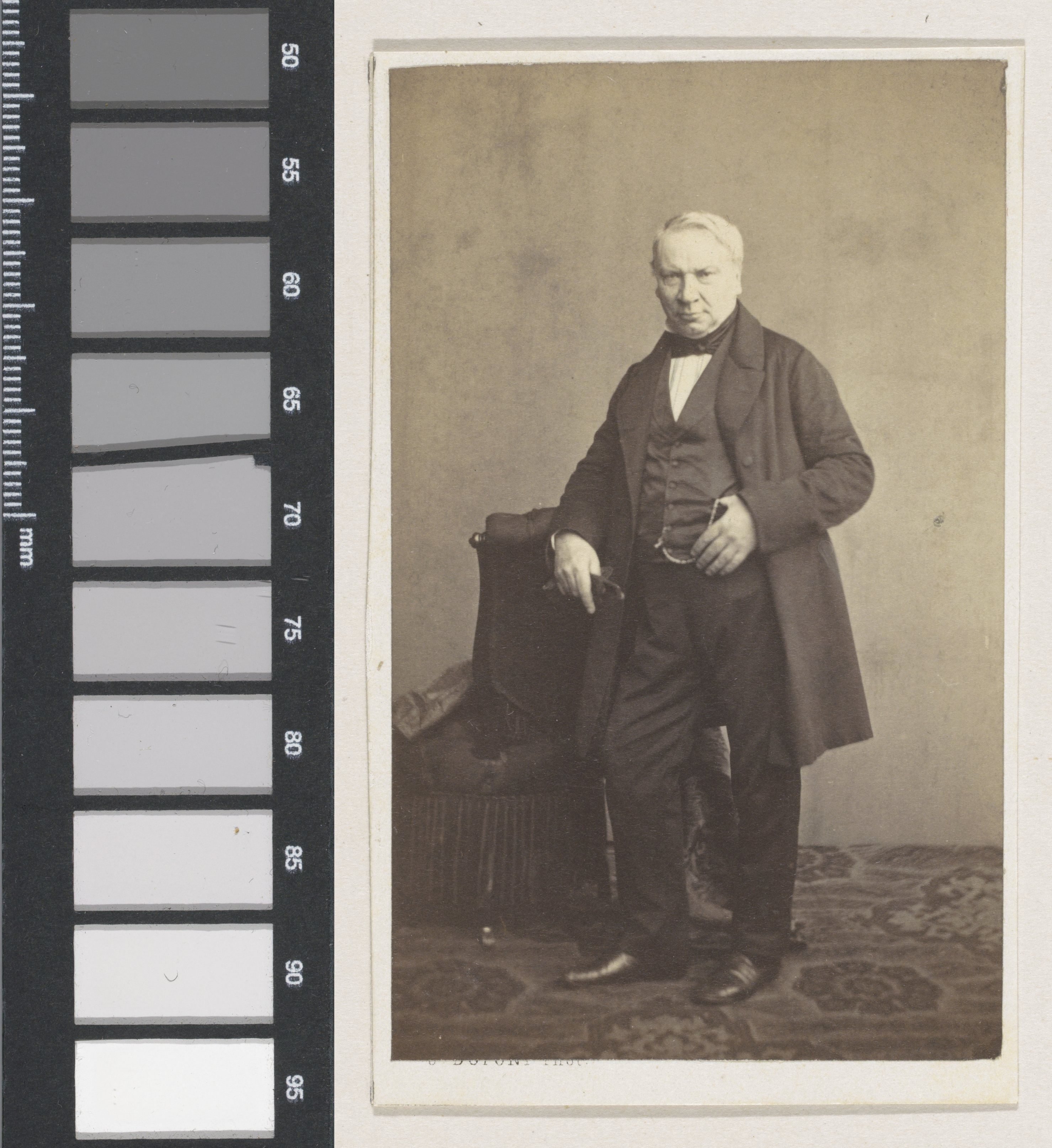 Portret van de medailleur en ciseleur Joannes Petrus Antonius Verschuylen, ten voeten uit