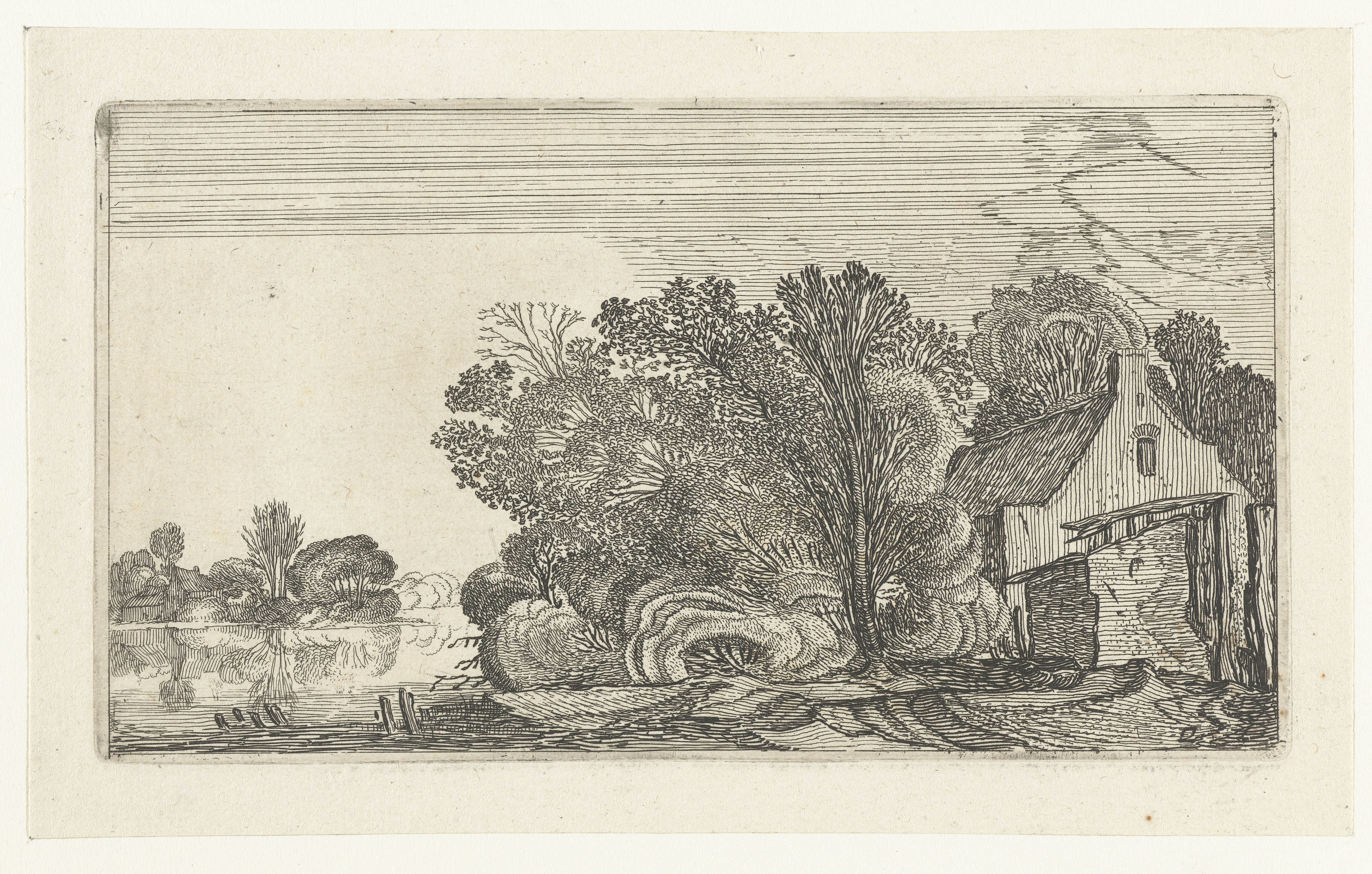 Boerderij tussen bomen aan een rivier