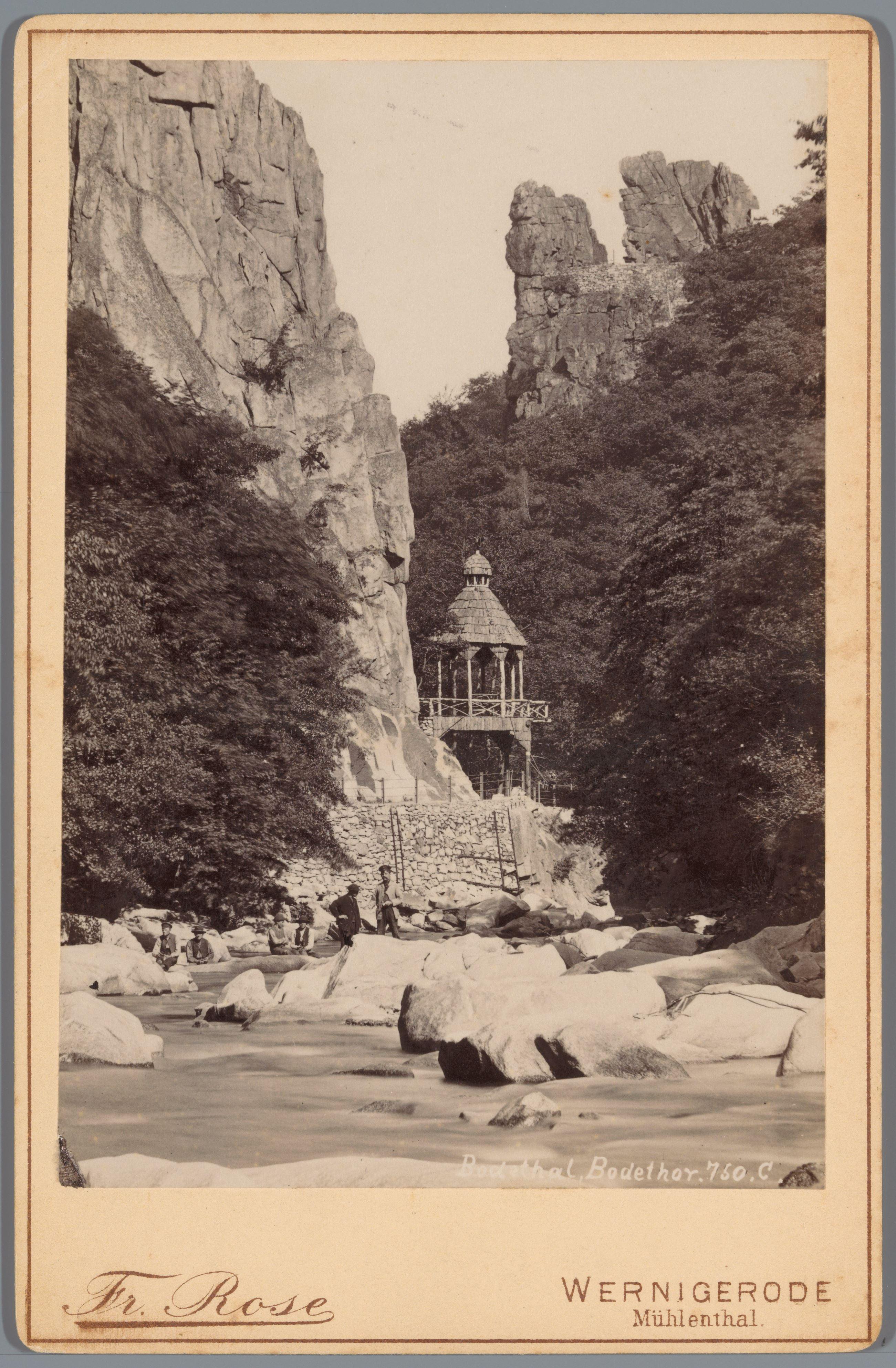 Gezicht op een toren aan de rivier de Bode