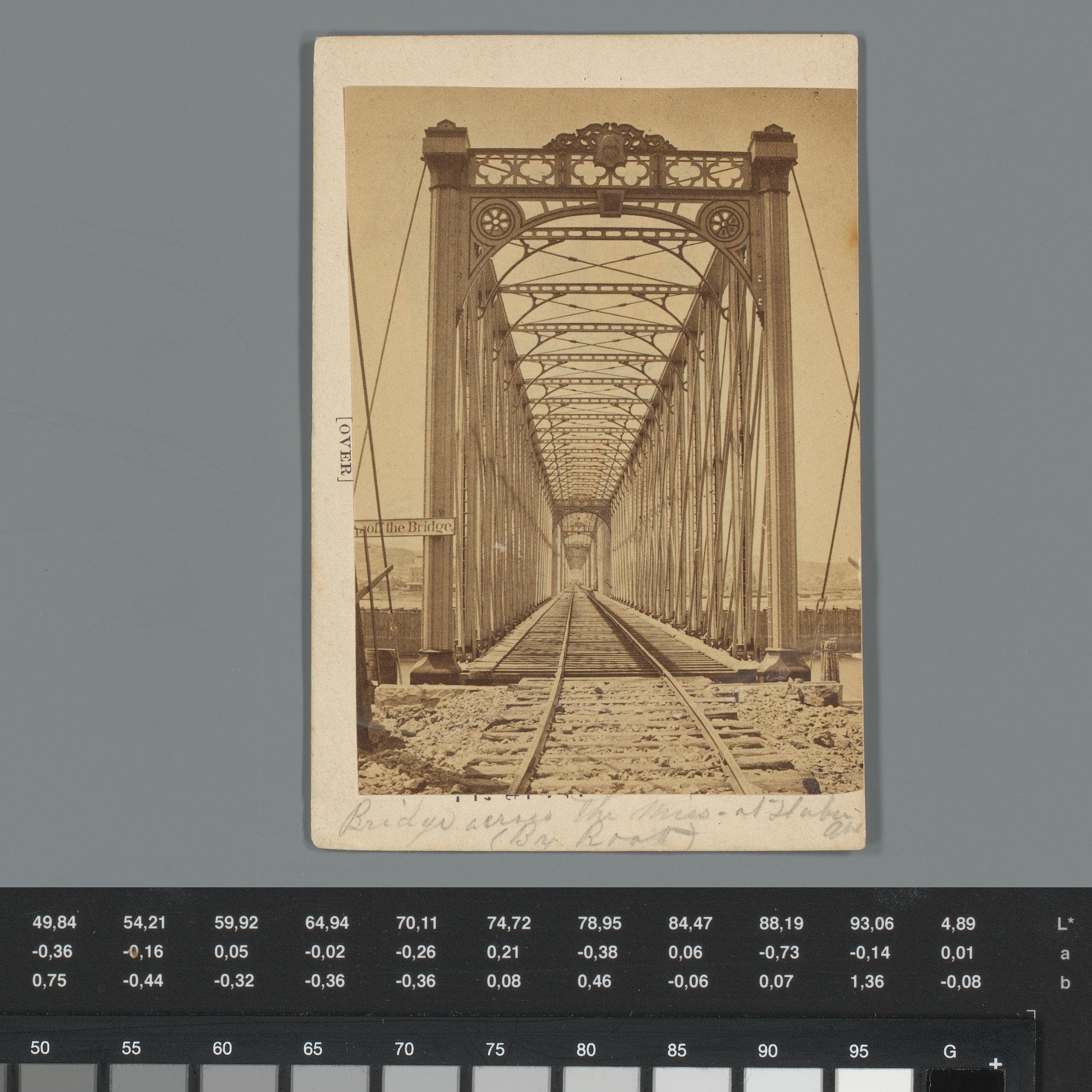 Gezicht op een brug over de Mississippi rivier met reclame voor naaimachines, Iowa