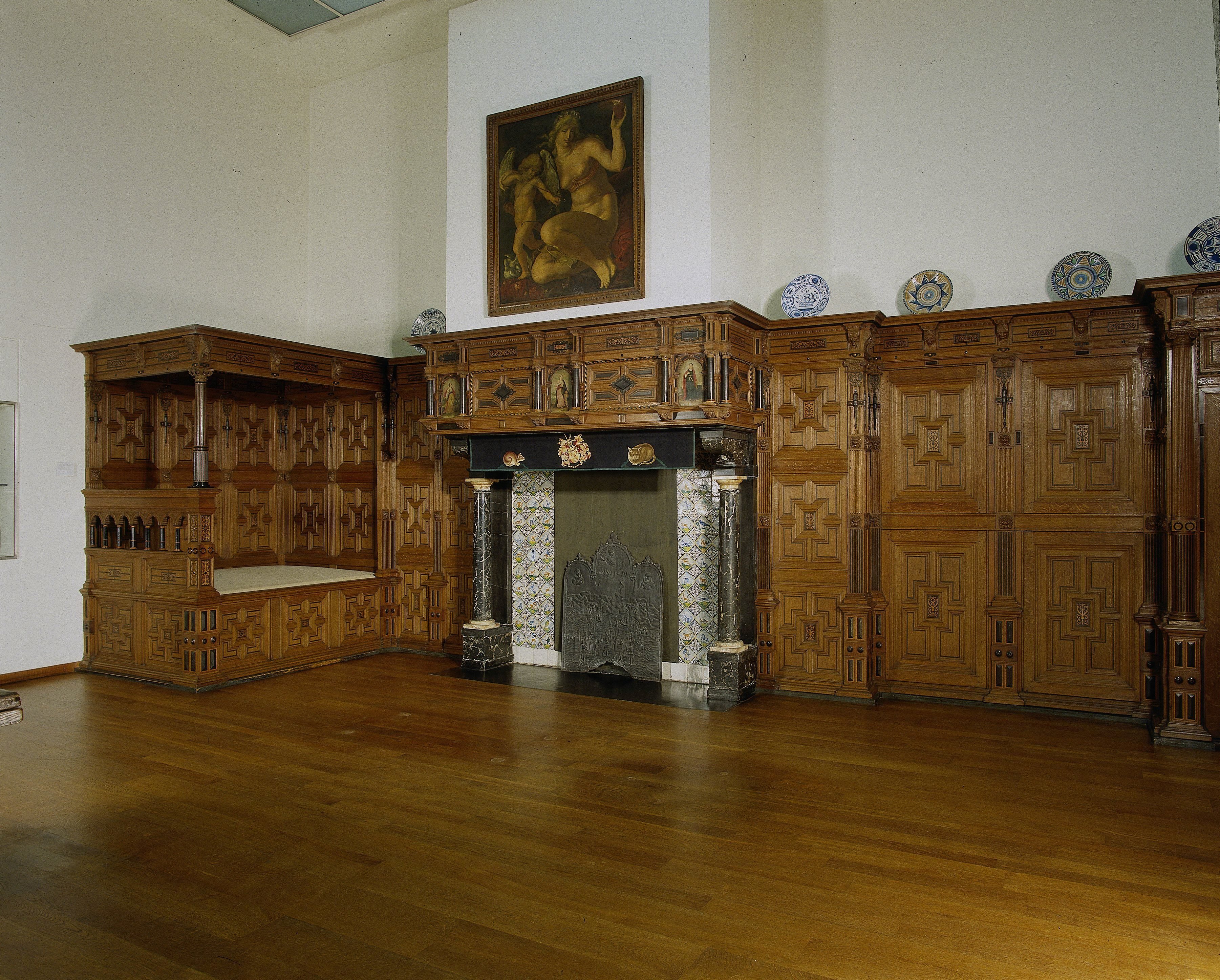Wainscoting with chimneypiece, wallpanels and a portico