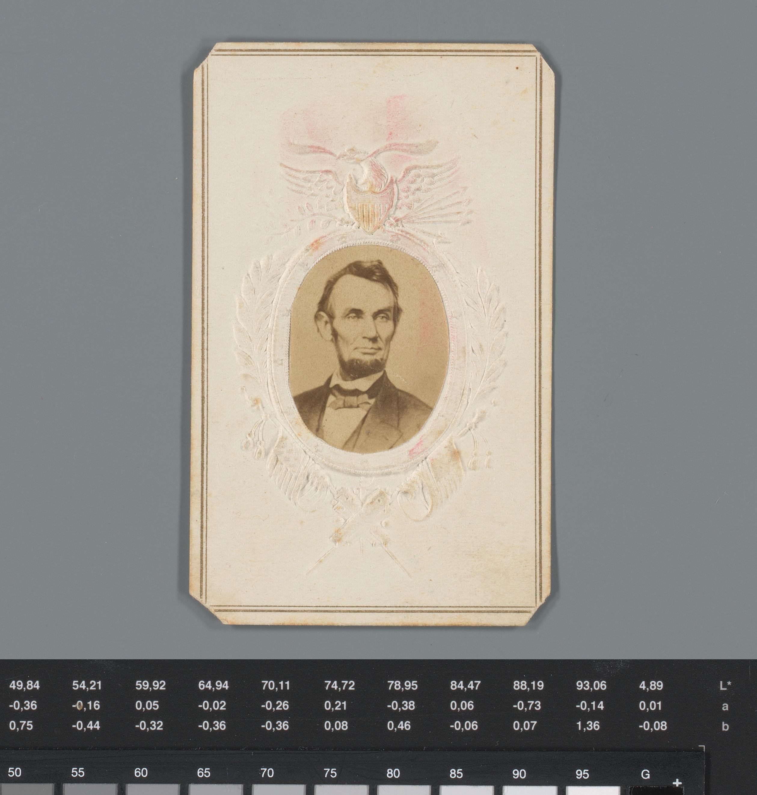 Reclame voor gouden sierraden en cartes-de-visite van Salisbury Bro. & Co. met een portret van Abraham Lincoln en patriottisch gepreegd kader