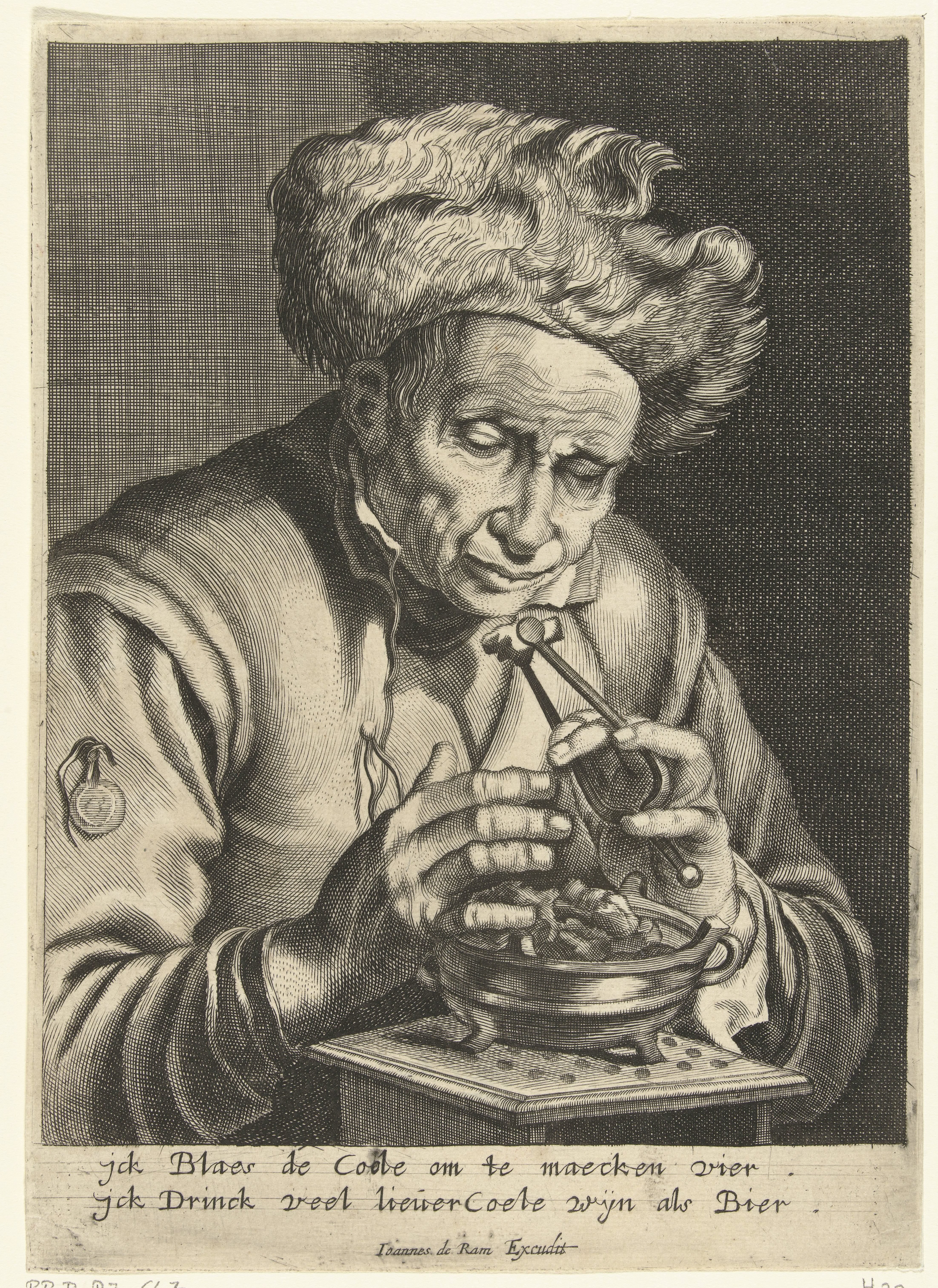 Oude man die een kooltje aanblaast