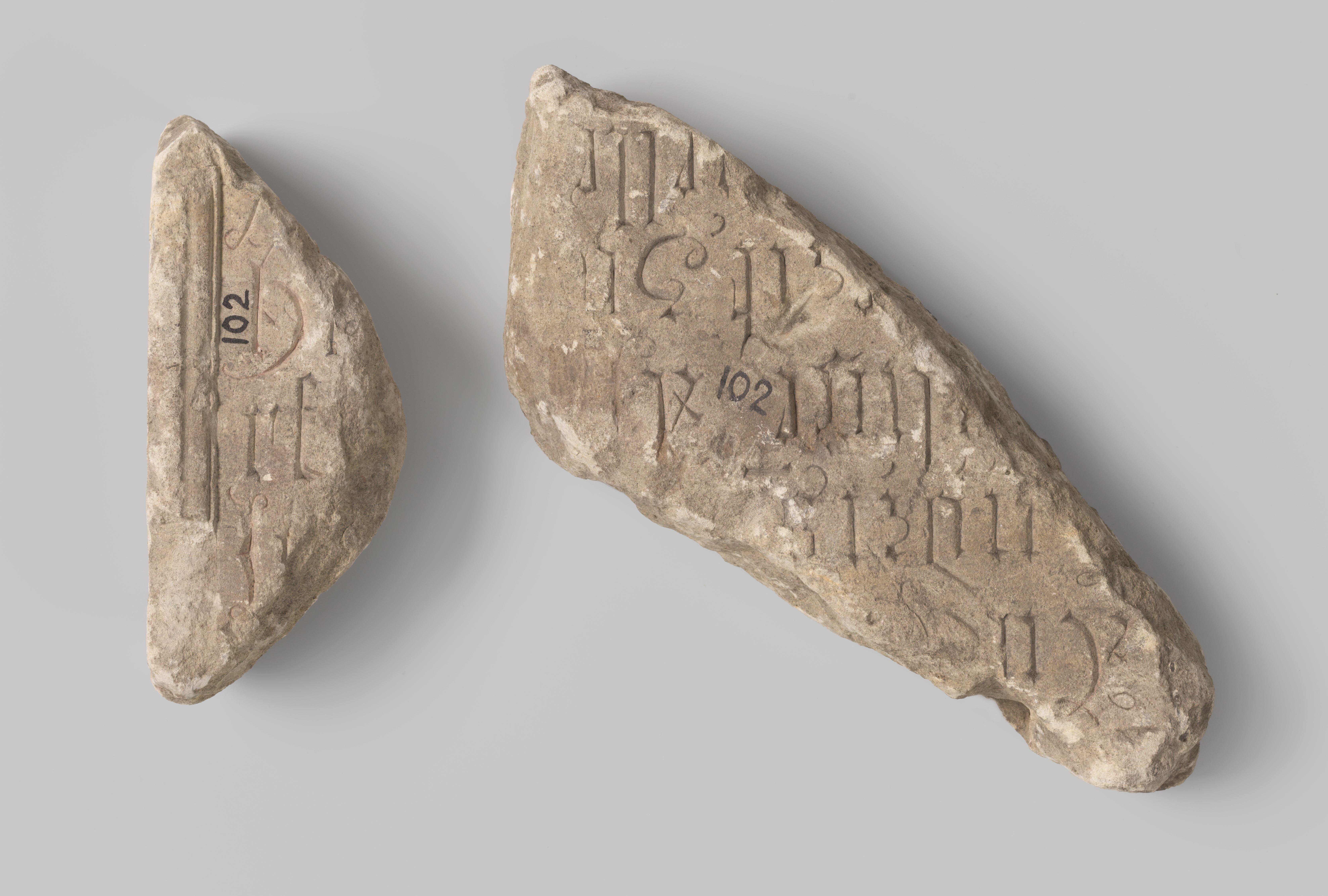 Epitaaf of memorietafel, opgegraven te Utrecht bij het oude Minderbroederklooster (fragmenten)