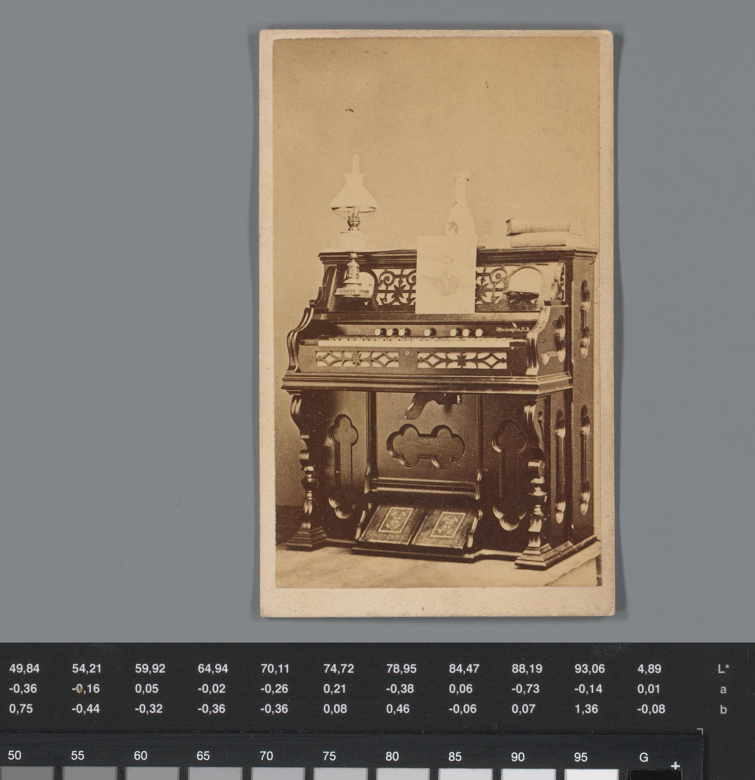 Reclame voor harmoniums van Daniel F. Beatty te Washington, met gezicht op een orgel