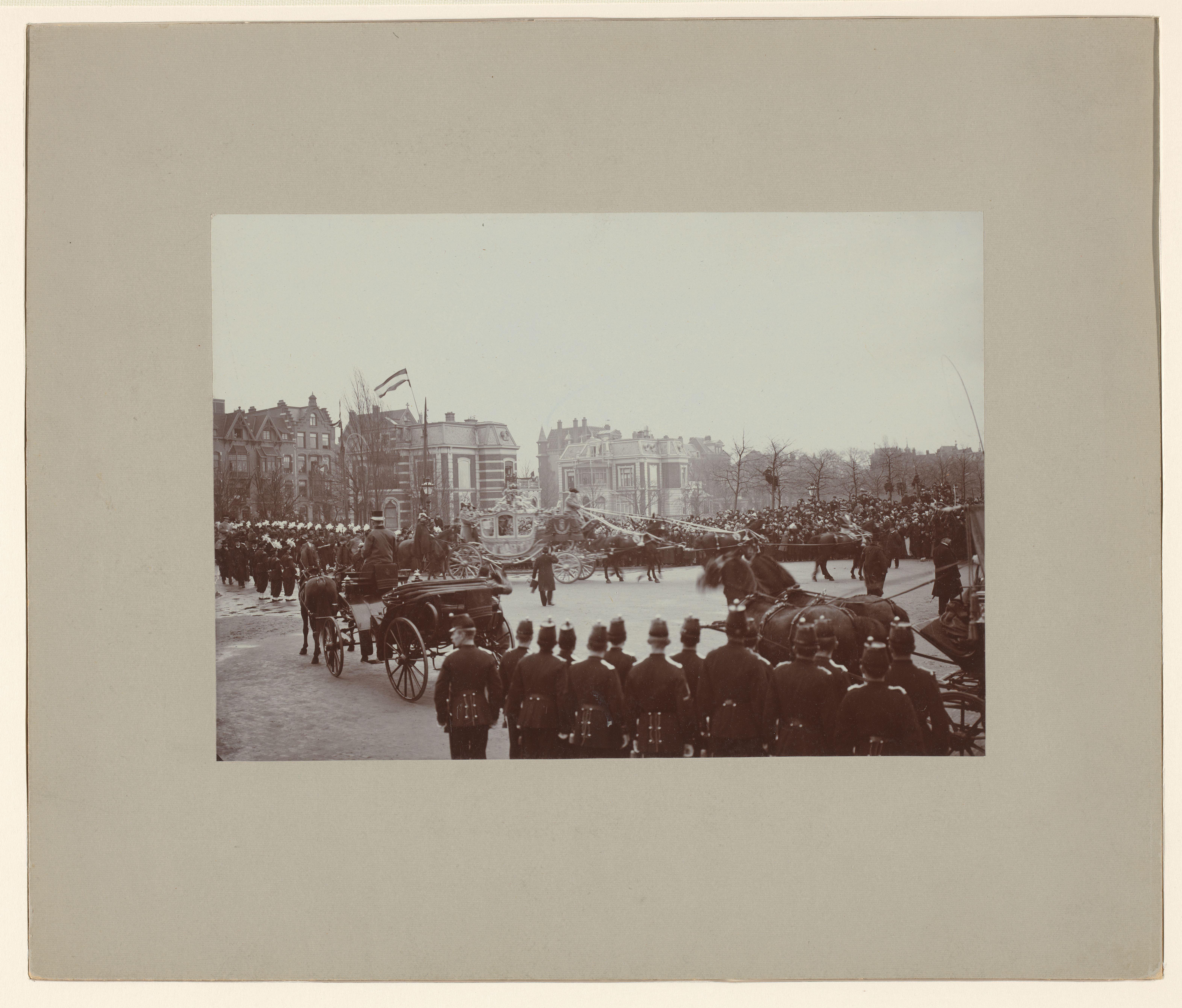 De Gouden Koets voor het Rijksmuseum bij de inhuldiging van koningin Wilhelmina