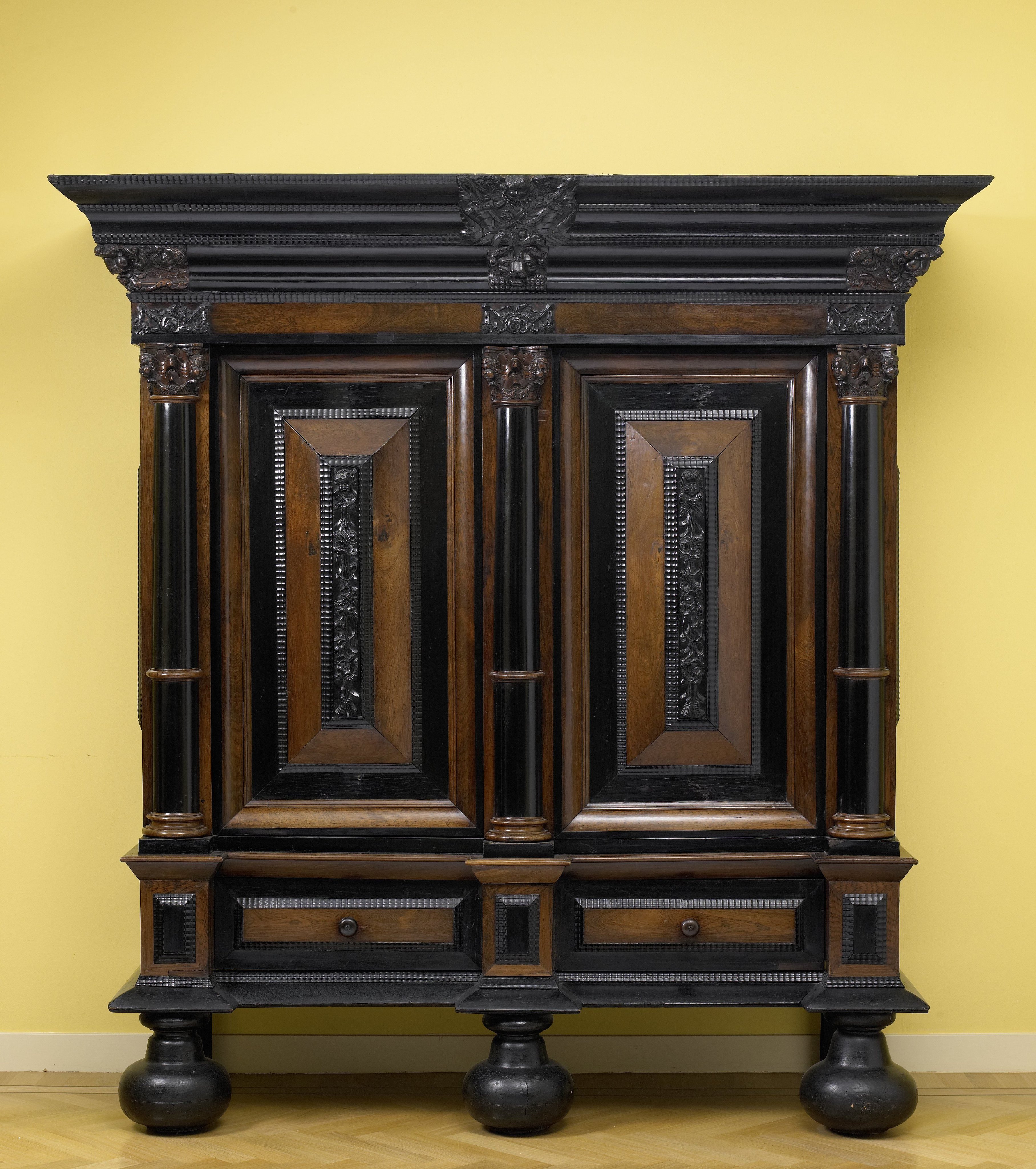 Kast, kussenkast met kapitelen met cherubs. Kussens met festoenen