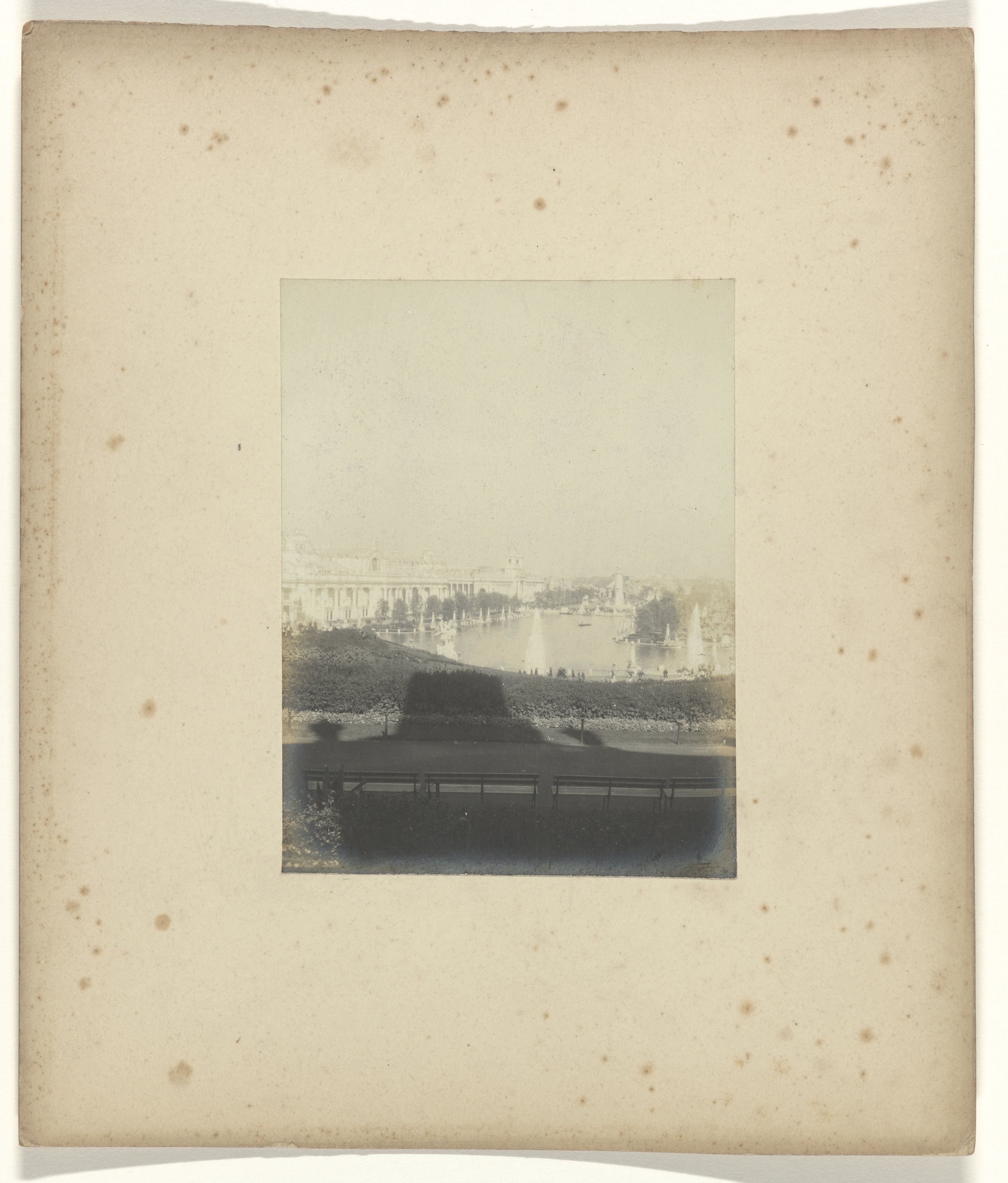 Gezicht op het Grand Basin (of: Lagoon) op het terrein van de wereldtentoonstelling in St. Louis (Louisiana Purchase Exposition), 1904, met links Electricity Palace