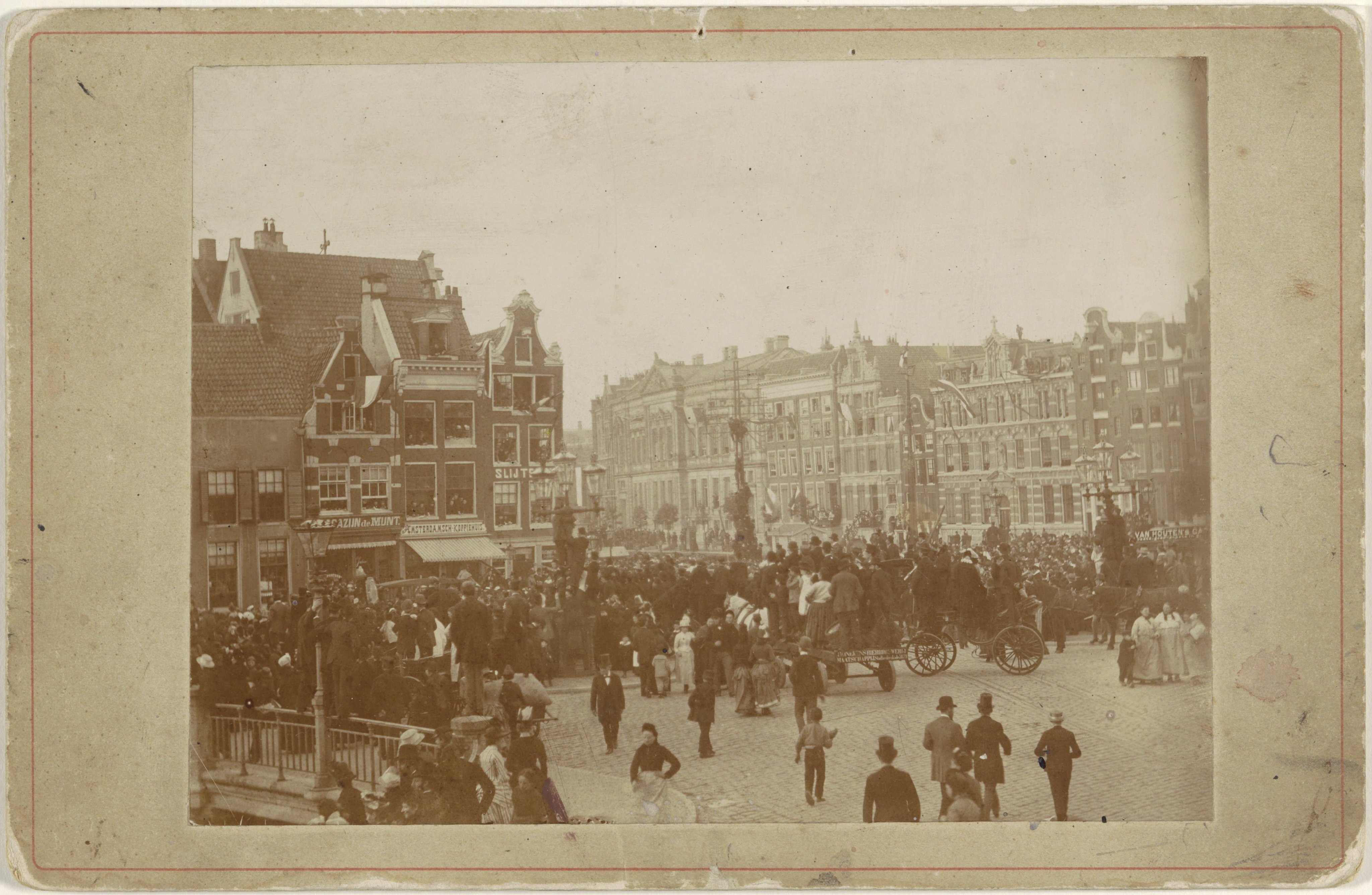 Optocht 'De Nassaus in de Nederlanden', 1 september 1888: de zevende groep (Amalia van Solms) op het Sophiaplein (Munt), Amsterdam