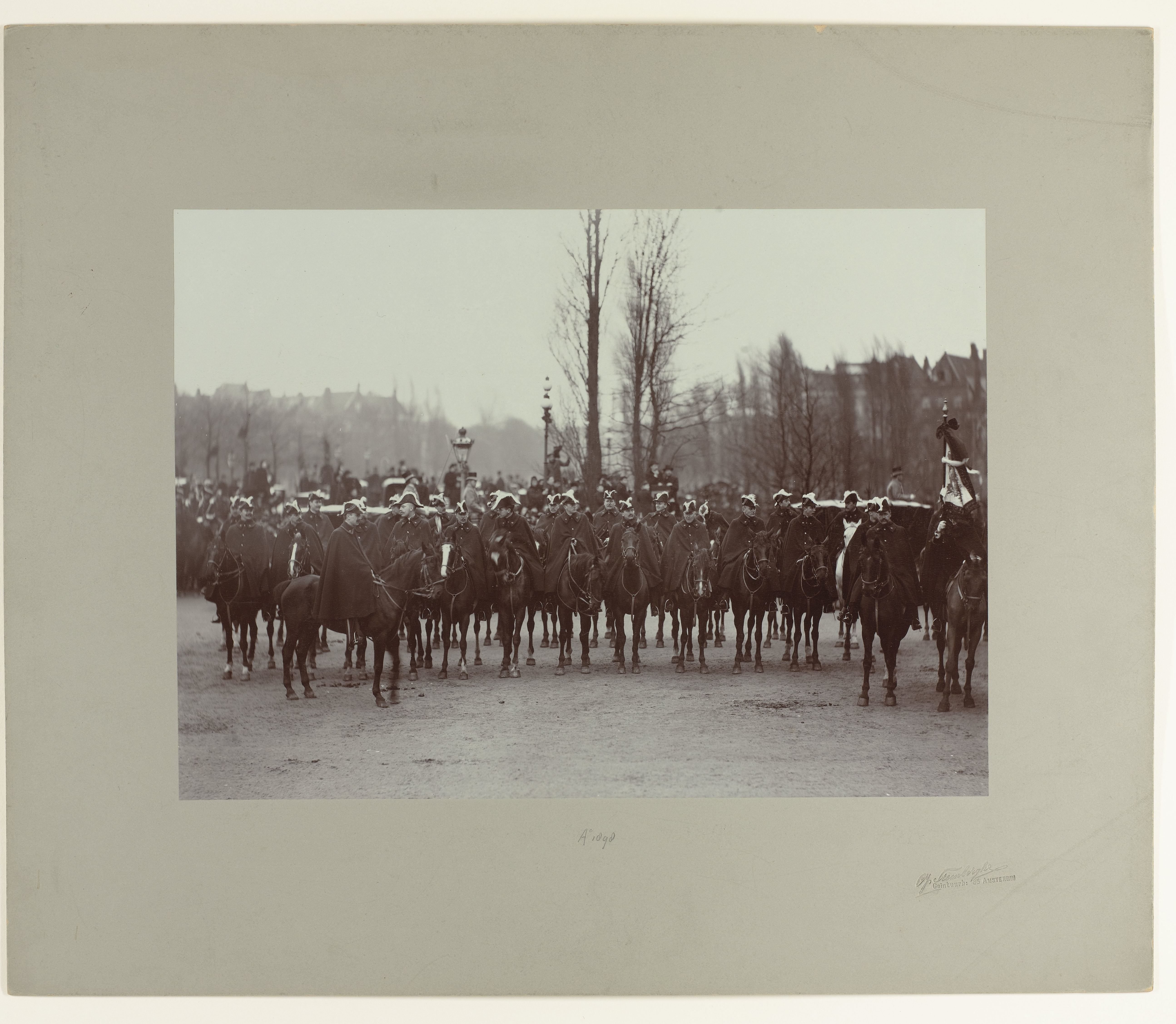 Ere-escorte van Amsterdamse burgers bij de troonsbestijging van koningin Wilhelmina, voor het Rijksmuseum te Amsterdam