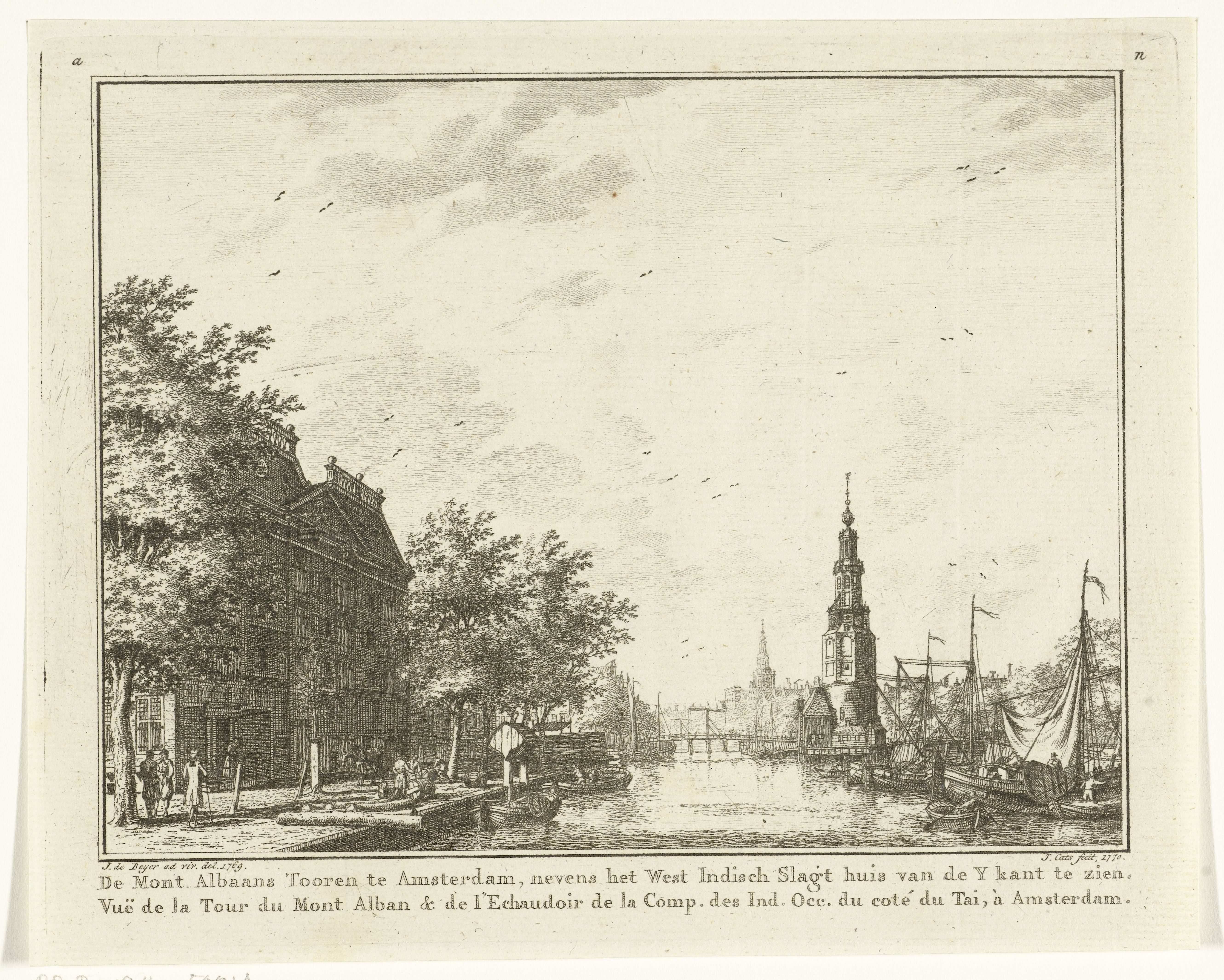 Gezicht op de Montelbaanstoren in Amsterdam vanaf het IJ
