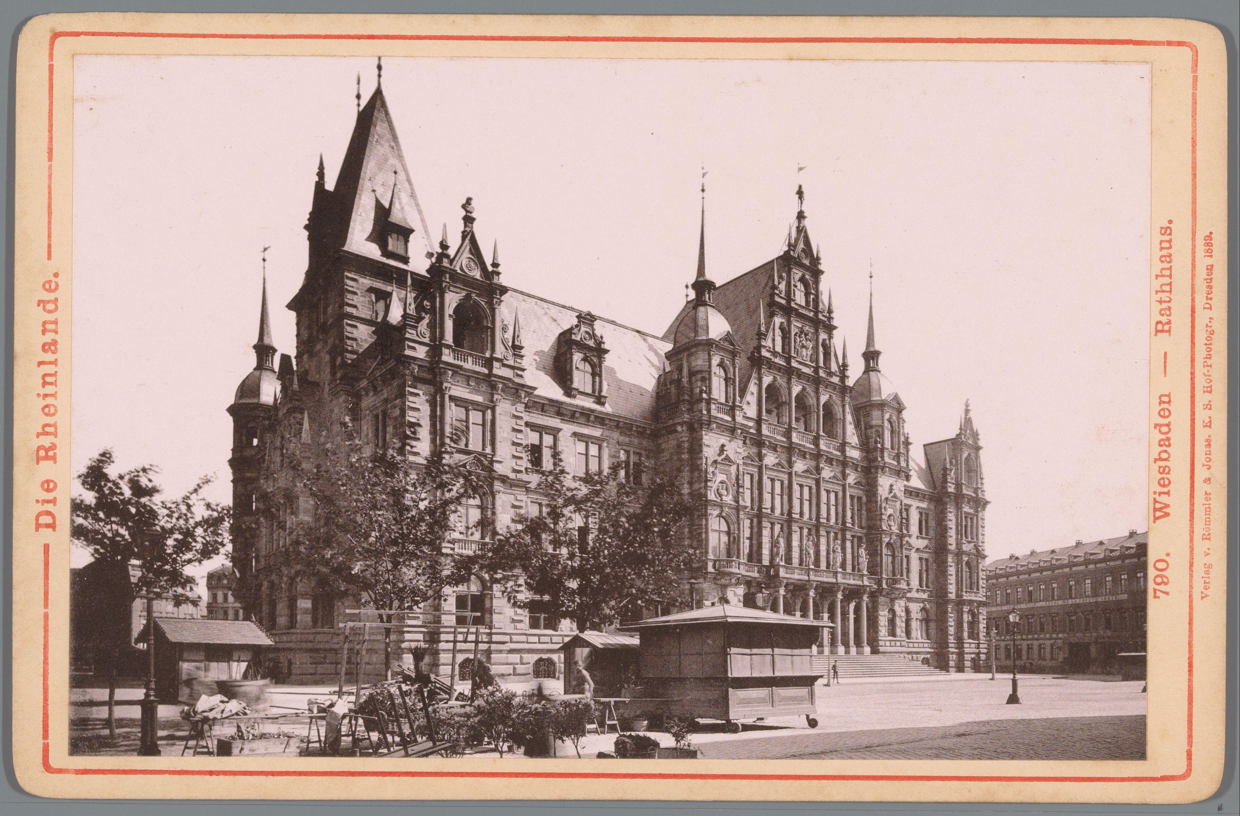 Gezicht op het stadhuis van Wiesbaden