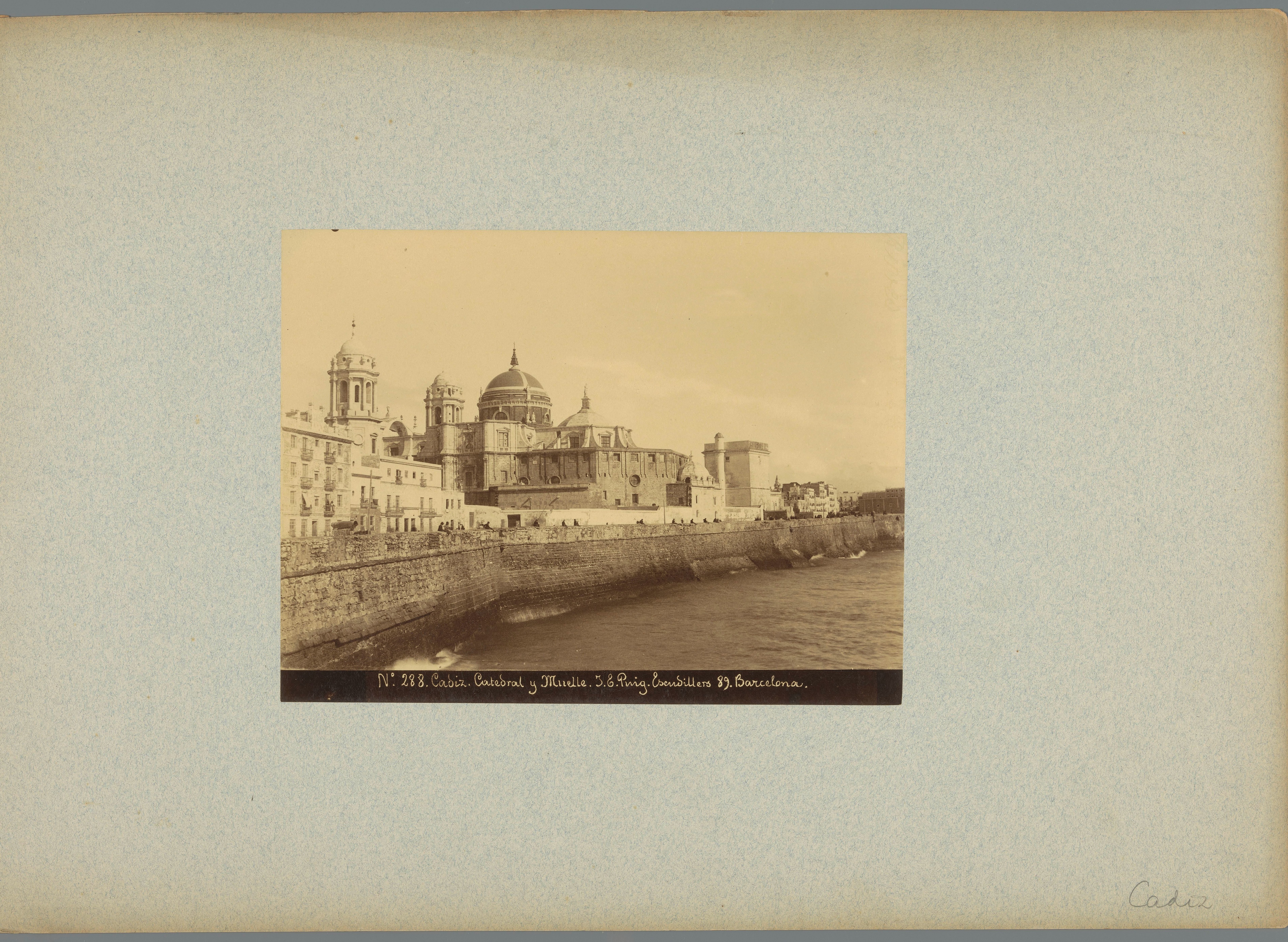 Gezicht op de kathedraal en de pier van Cádiz