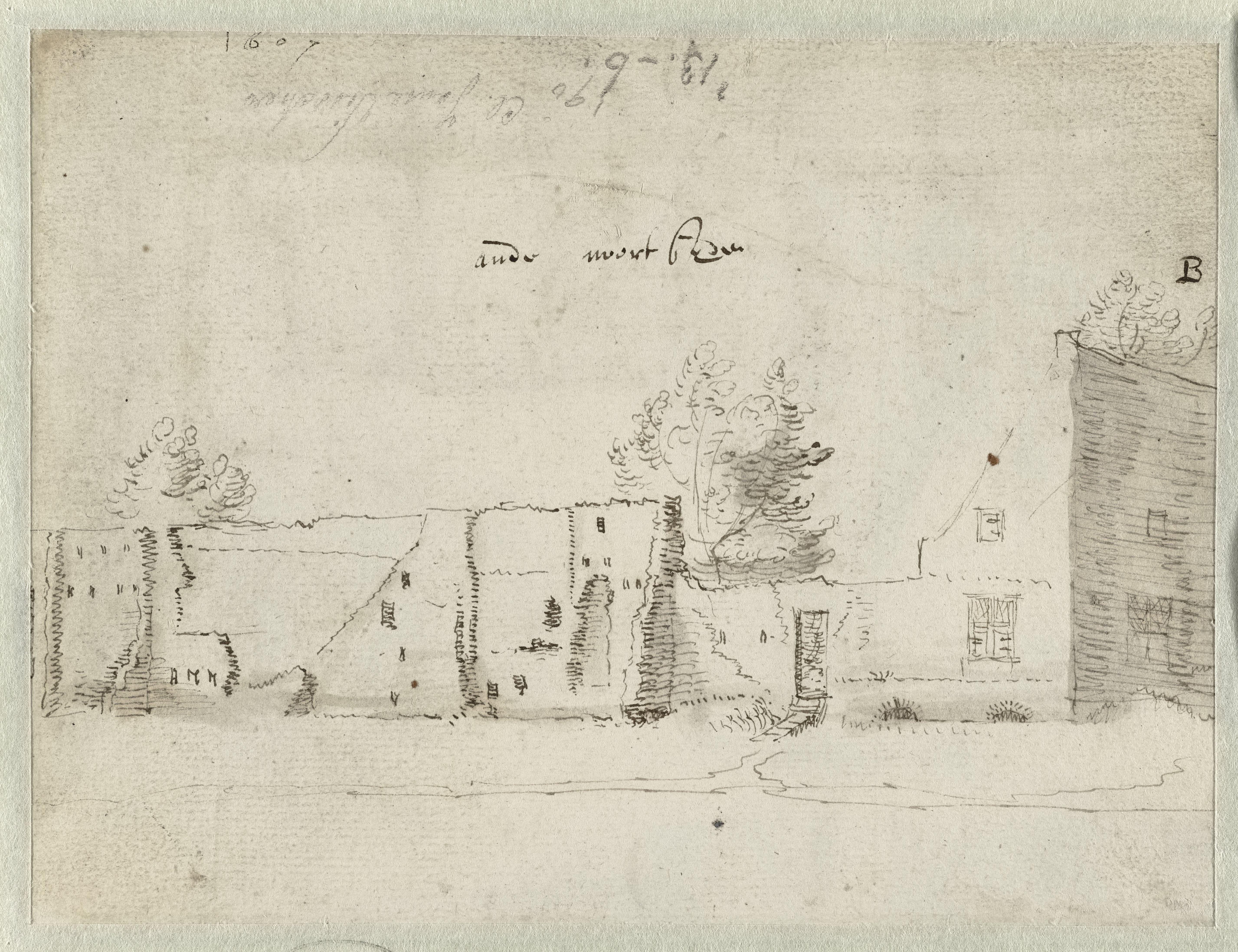 Ruïne van een muur achter een huis