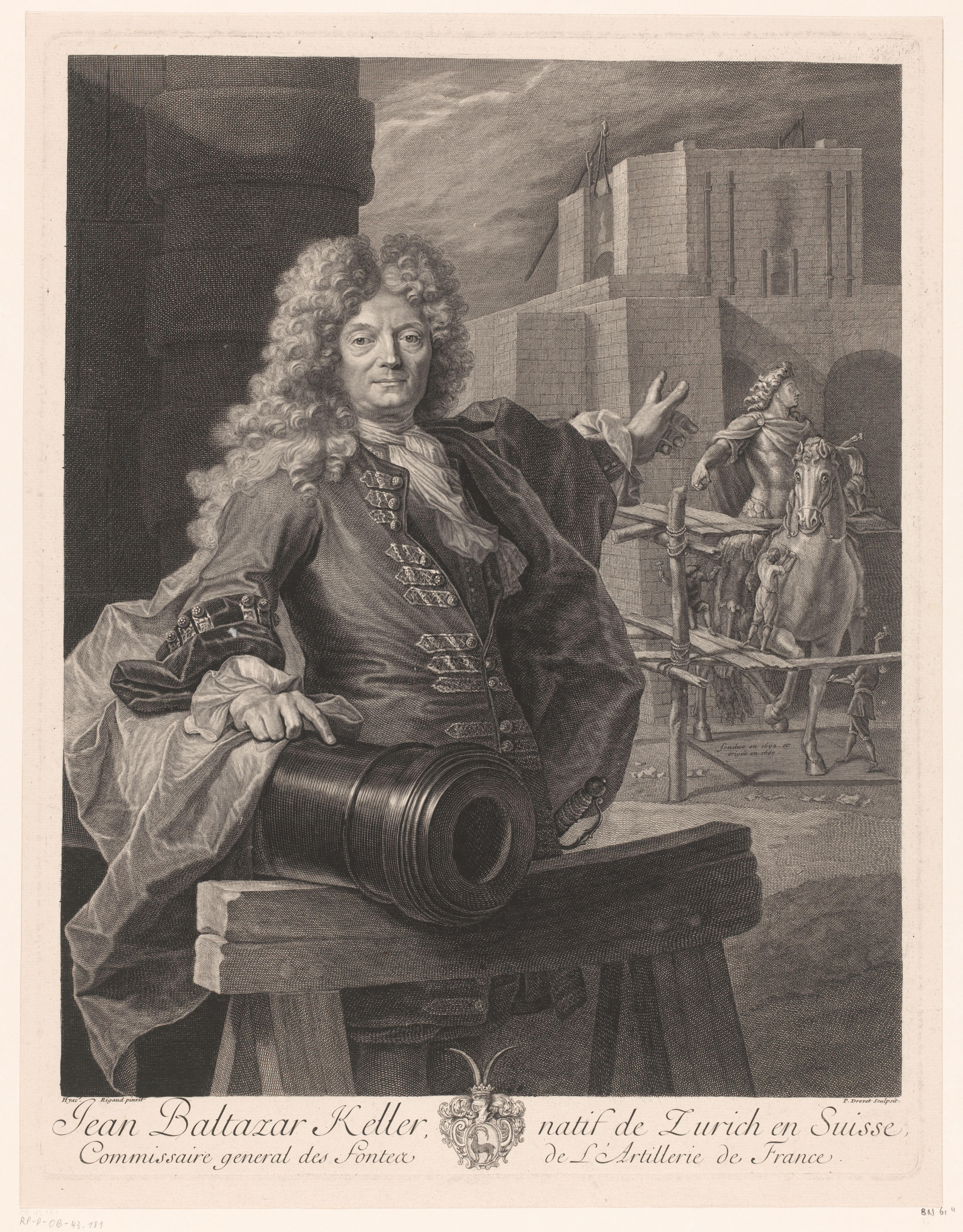 Portret van Jean-Balthazar Keller aan een kanon, wijzend naar een ruiterstandbeeld van Lodewijk XIV van Frankrijk
