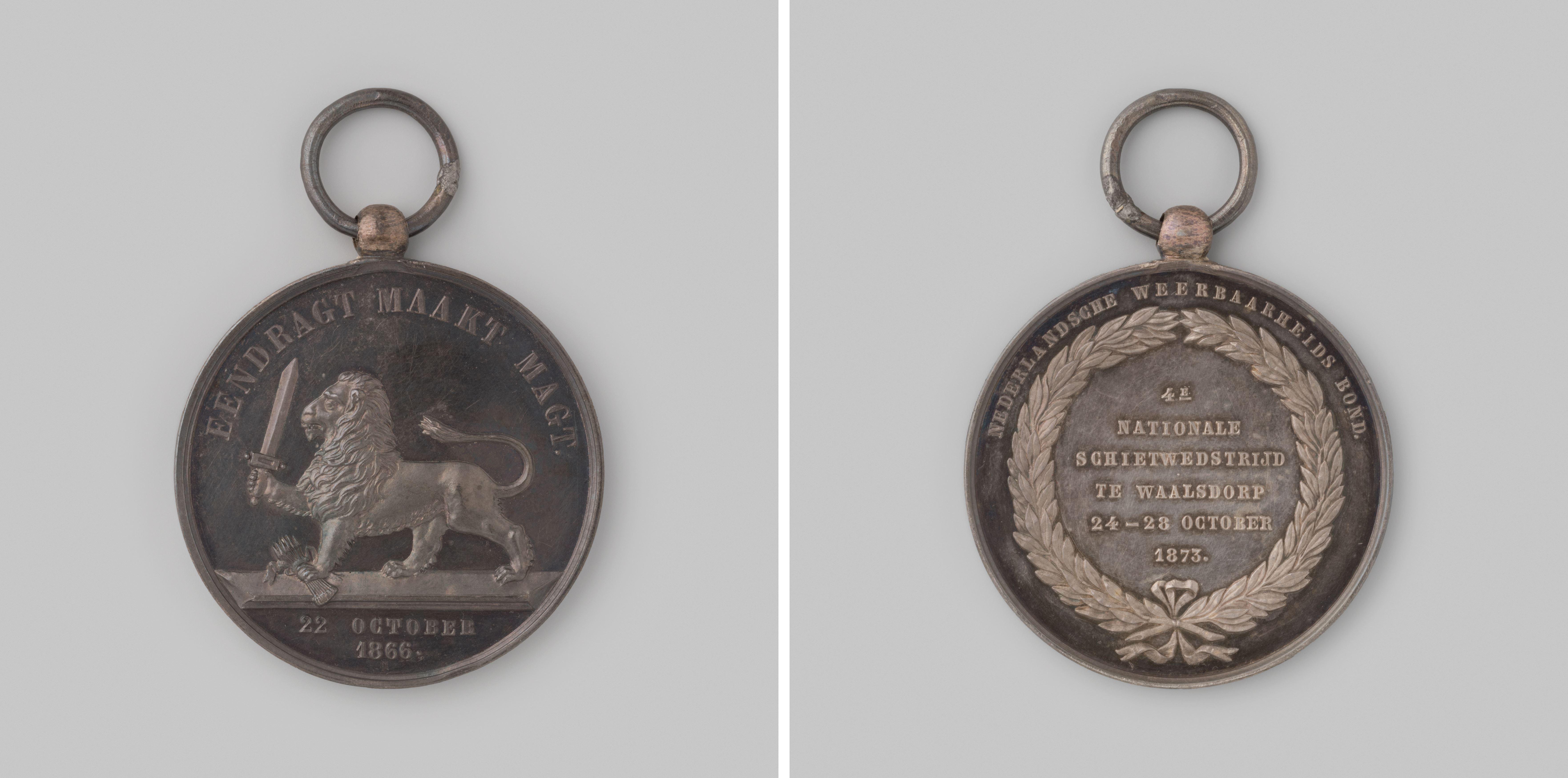 Prijspenning van de Nederlandscshe Weerbaarheidsbond bij 4e Nationale Schietwedstrijd te Waalsdorp 1873, behaald door de schutterij van Amsterdam, eerste prijs voor Individueel-vuur