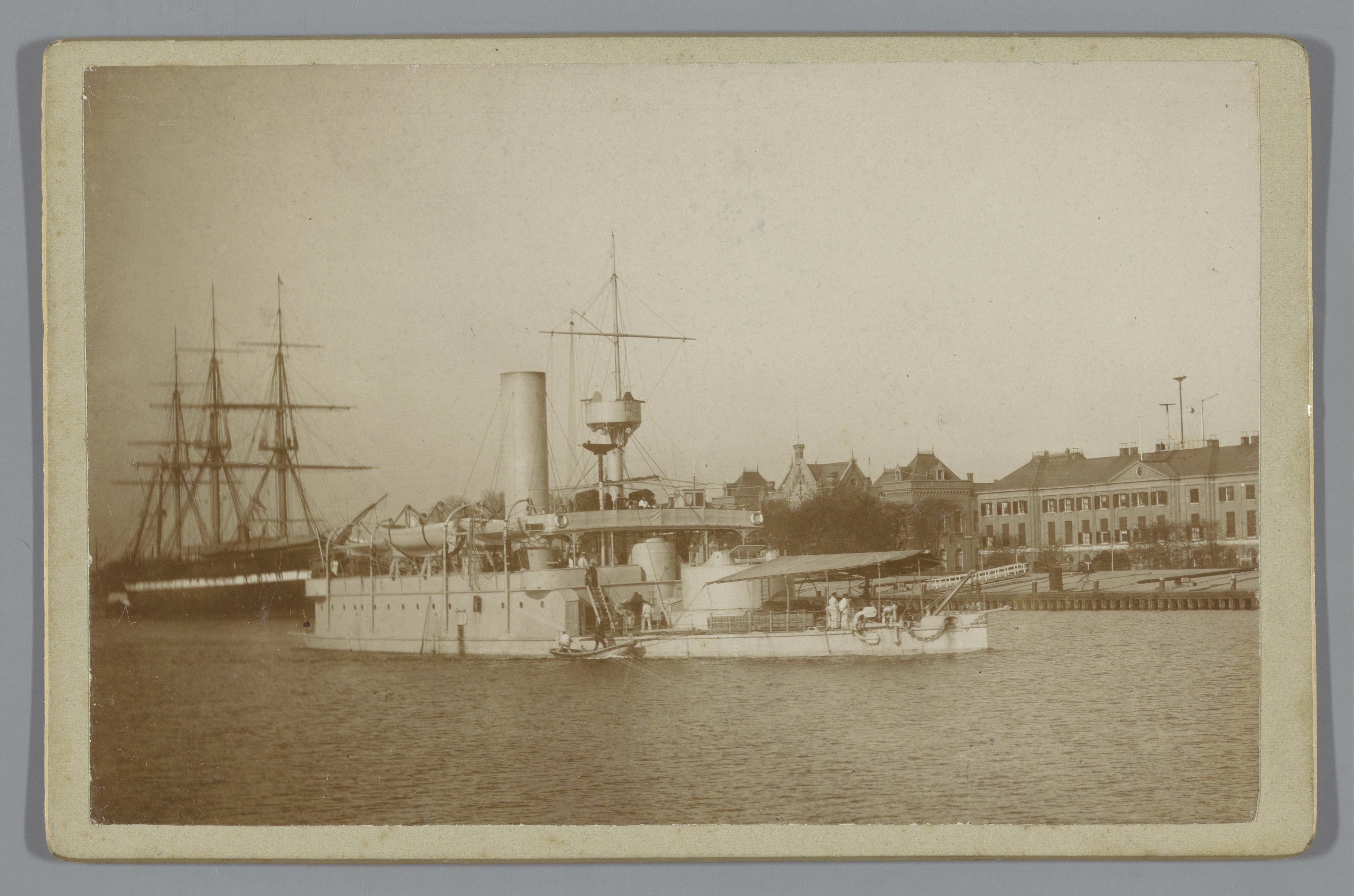 Monitor Hr. Ms. Reinier Claeszen in de haven van Den Helder
