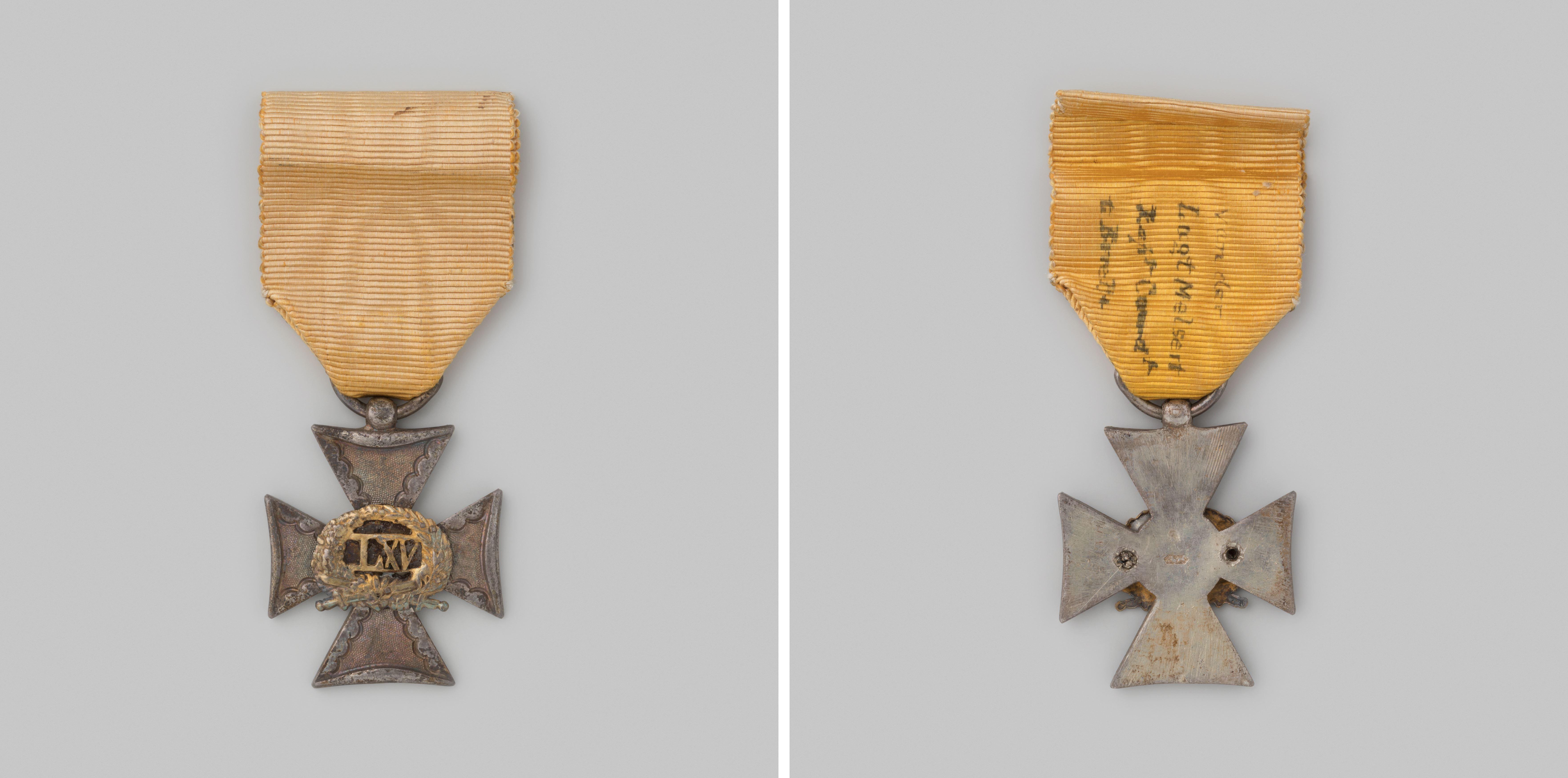 Ereteken (vierarmig kruis) voor eervolle, langdurige en werkelijke dienst bij de schutterij als officier, vijfenzestig dienstjaren, gedragen door J. van der Lugt Melsert, commandant te Brielle