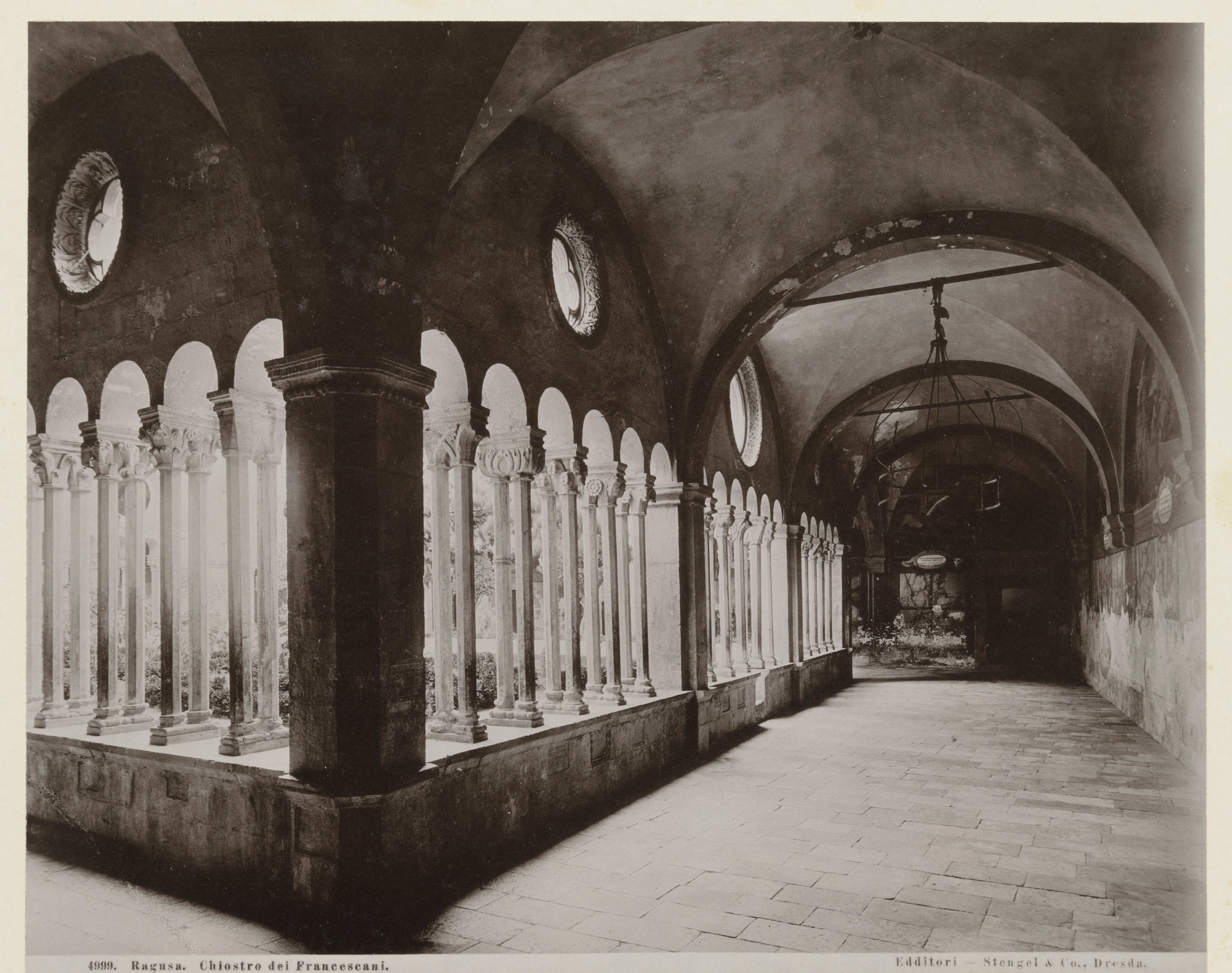 Kloostergang van het Franciscanenklooster te Dubrovnik