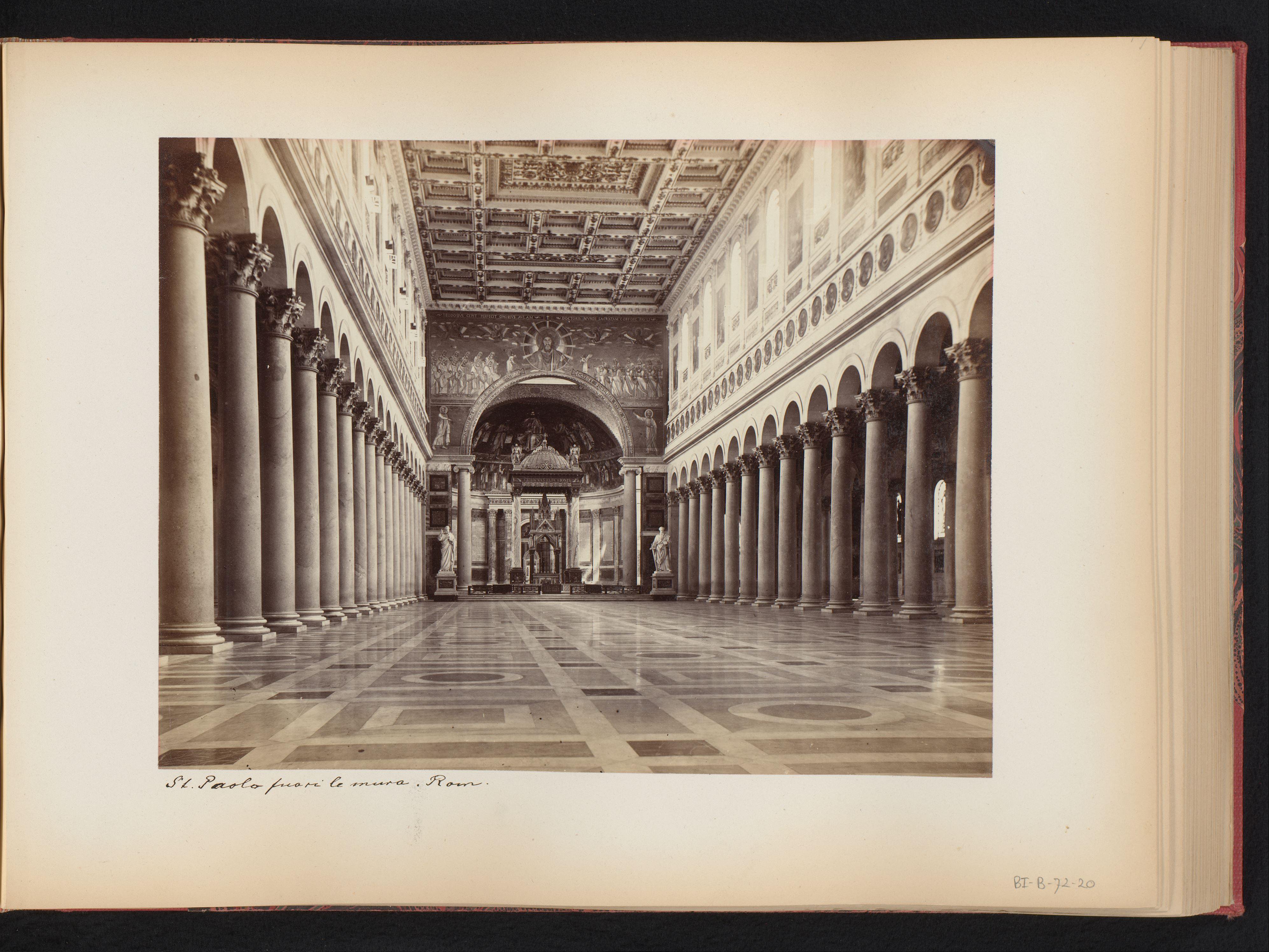 Interieur van de Sint Paulus buiten de Muren te Rome, Italië