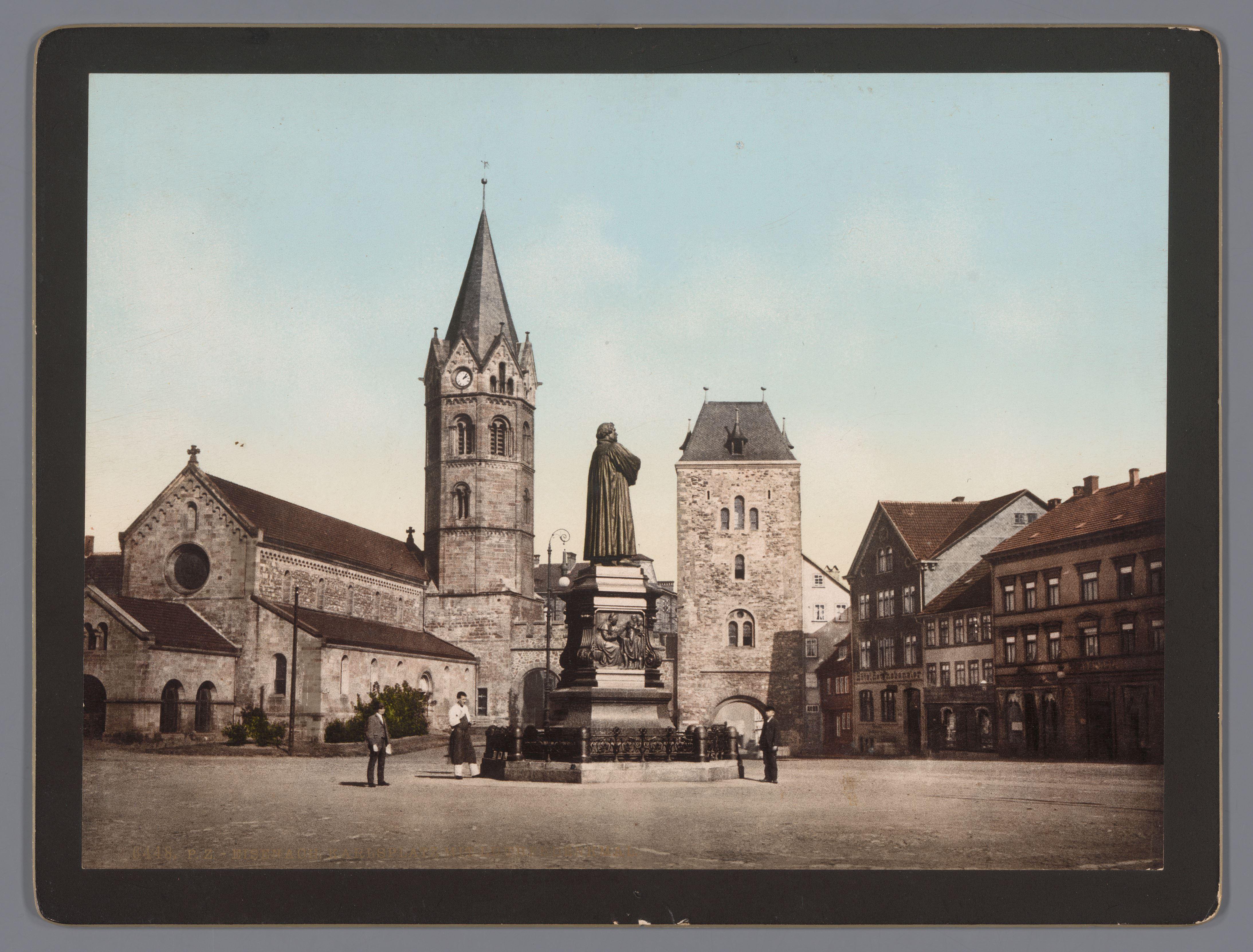 Gezicht op het Karlsplatz in Eisenach met het standbeeld van Martin Luther