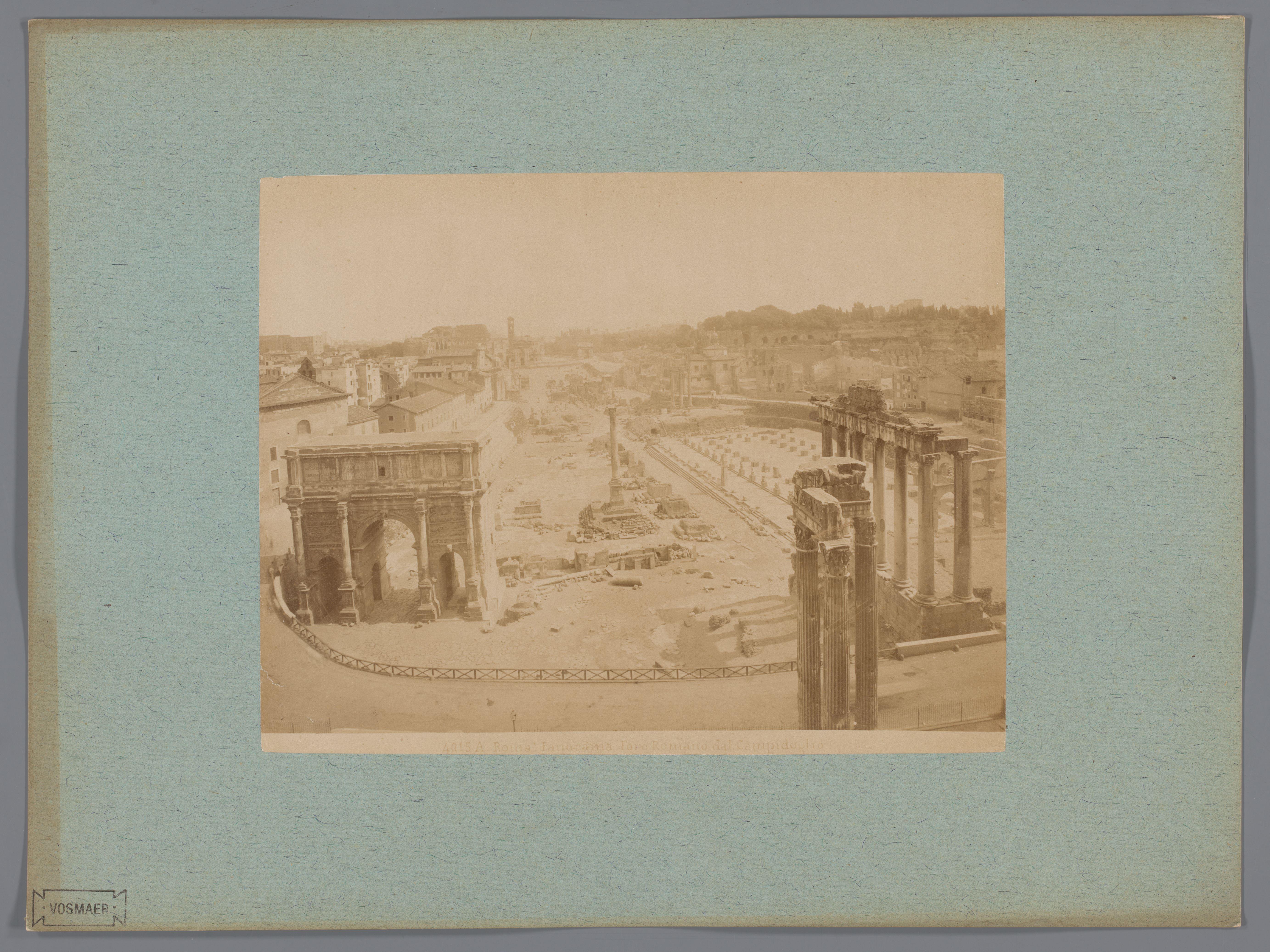 Gezicht op het Forum Romanum vanaf het Capitool te Rome, Italië