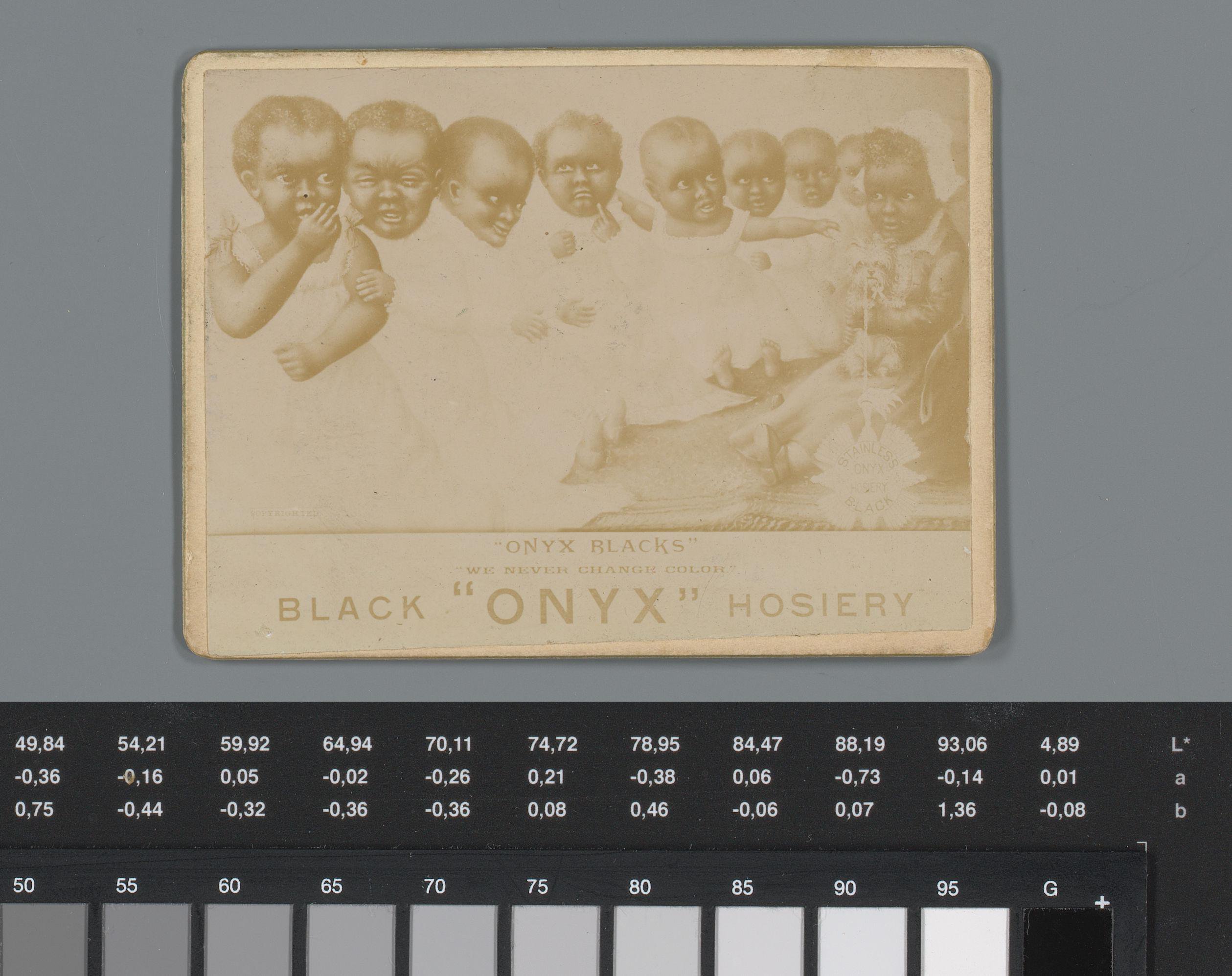 Reclame voor zwarte kousen van Onyx met reproductie van een racistische prent van negen baby's