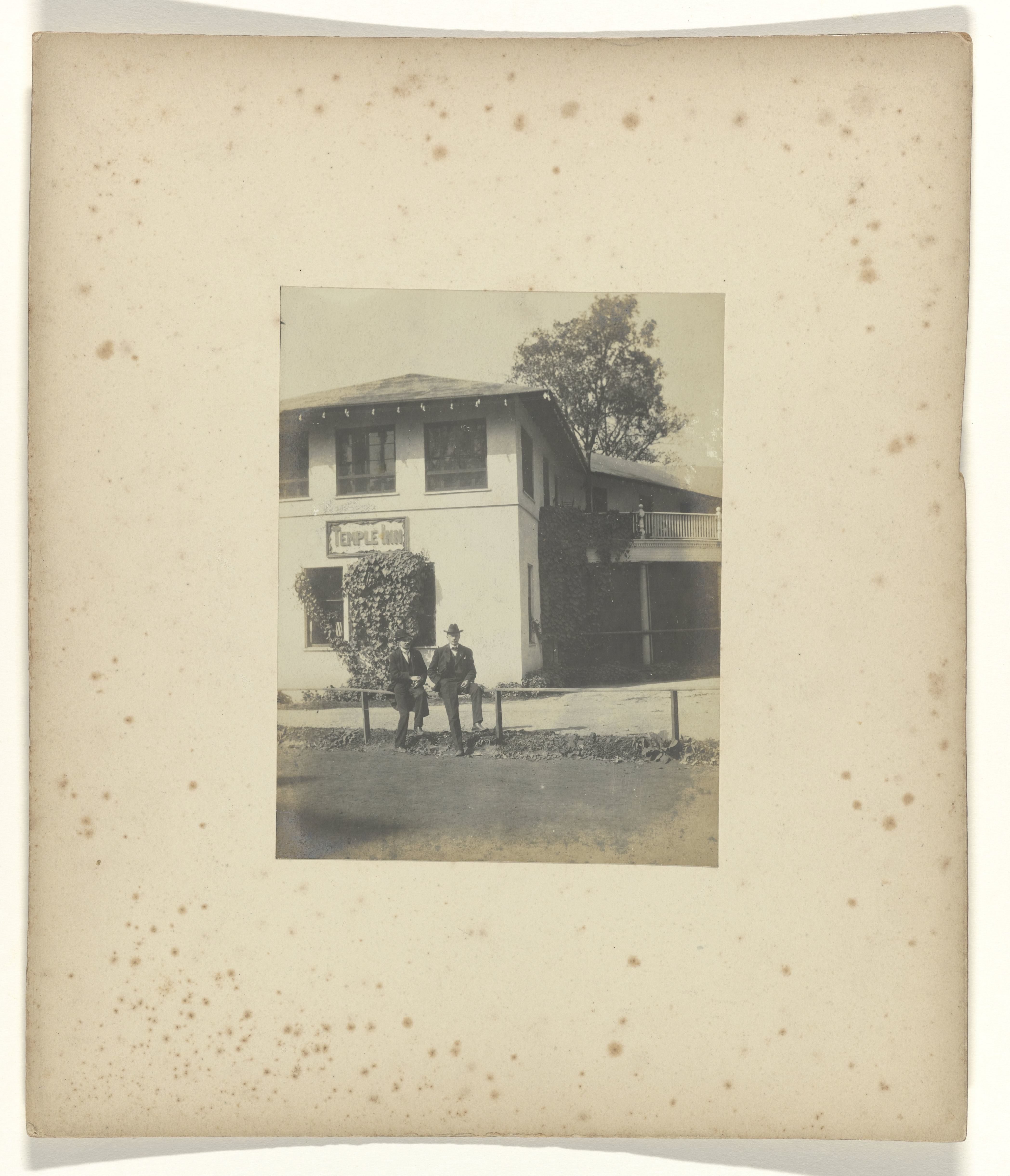 Jan C. Schüller en Backers voor de Temple Inn tijdens de wereldtentoonstelling in St. Louis (Louisiana Purchase Exposition), 1904