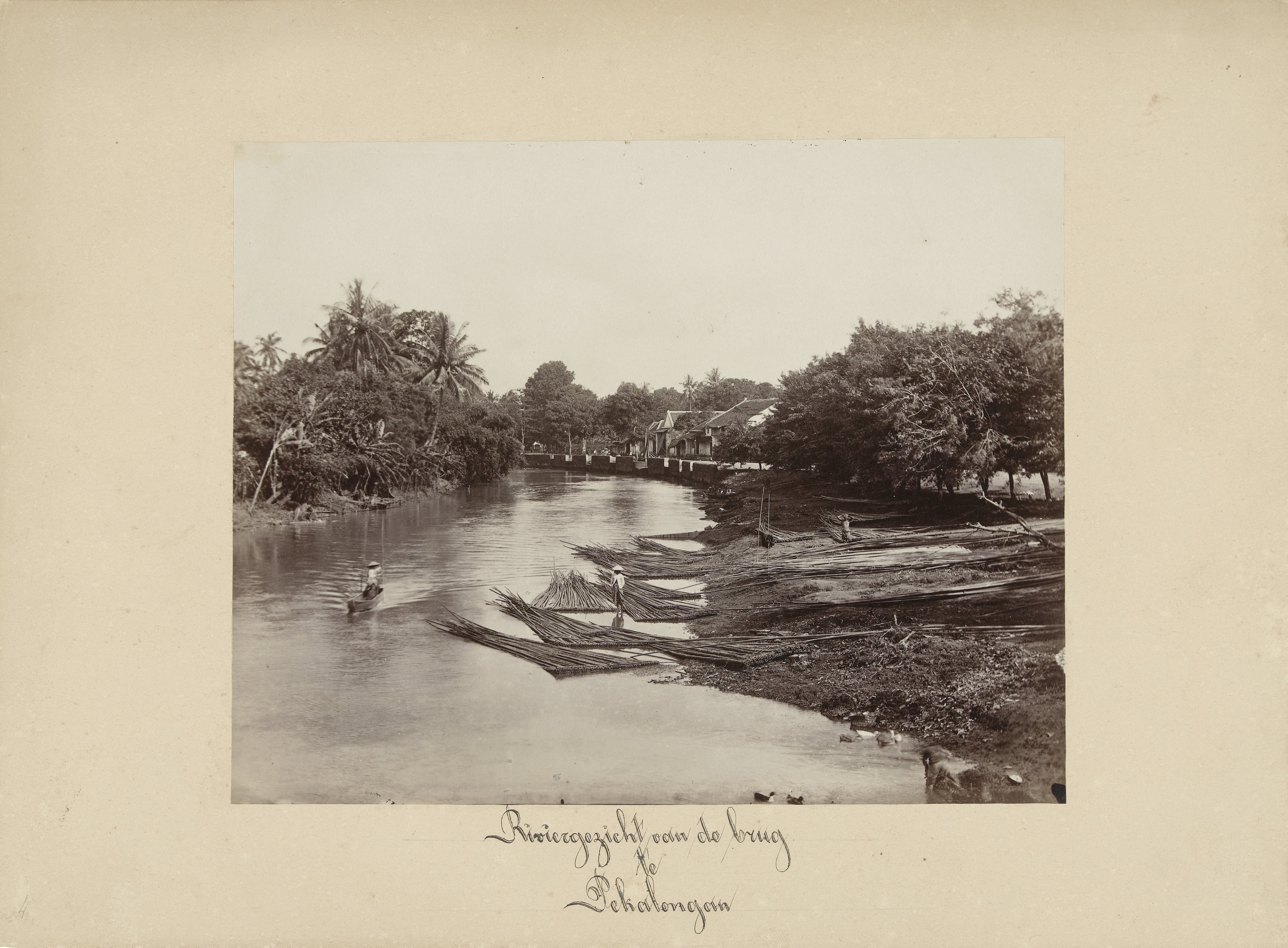Houtverwerking op de rivier te Pekalongan