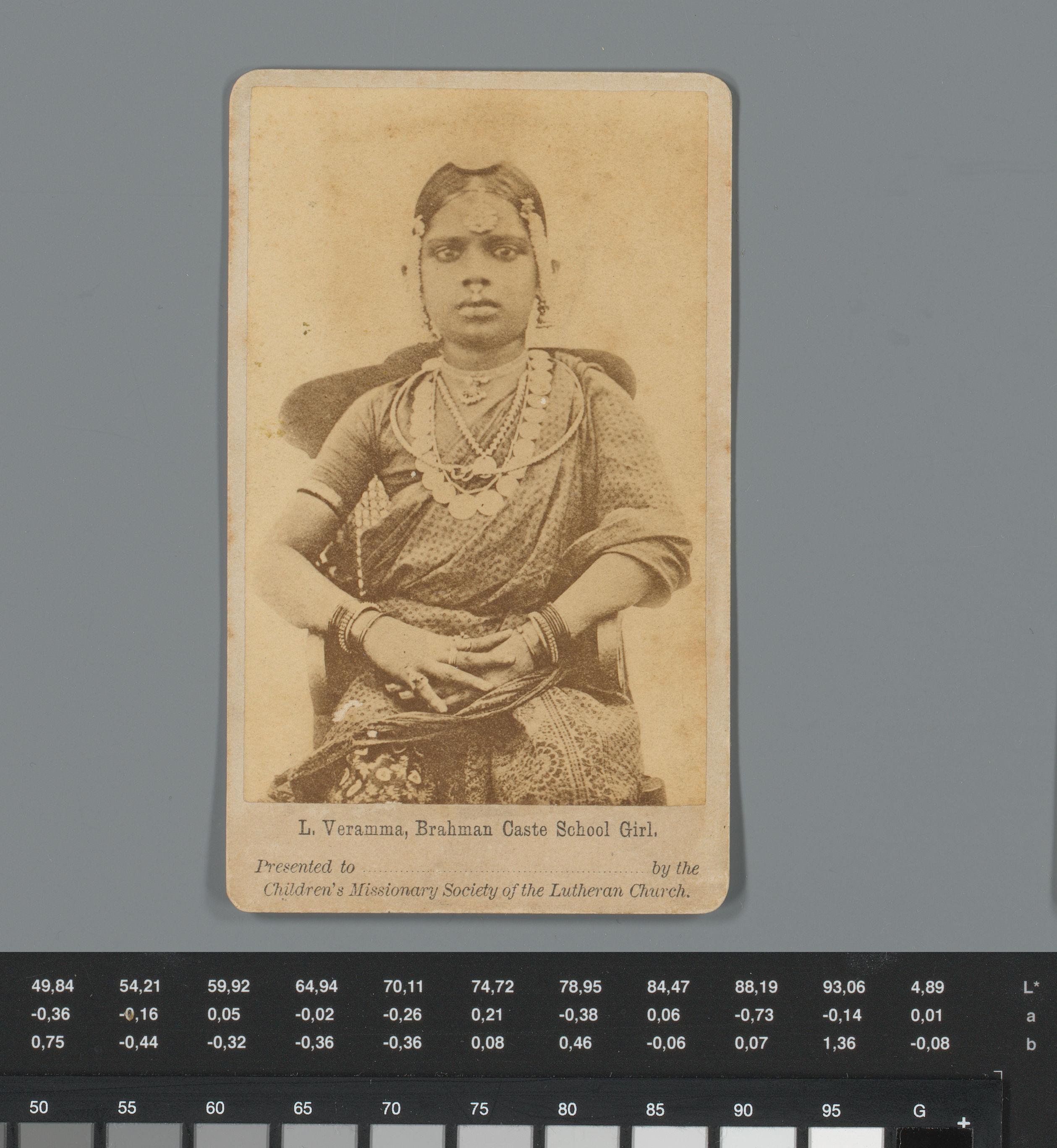 Portret van een meisje, mogelijk genaamd L. Veramma, met reclame voor missionariswerk van de Children's Missionary Society of the Lutheran Church
