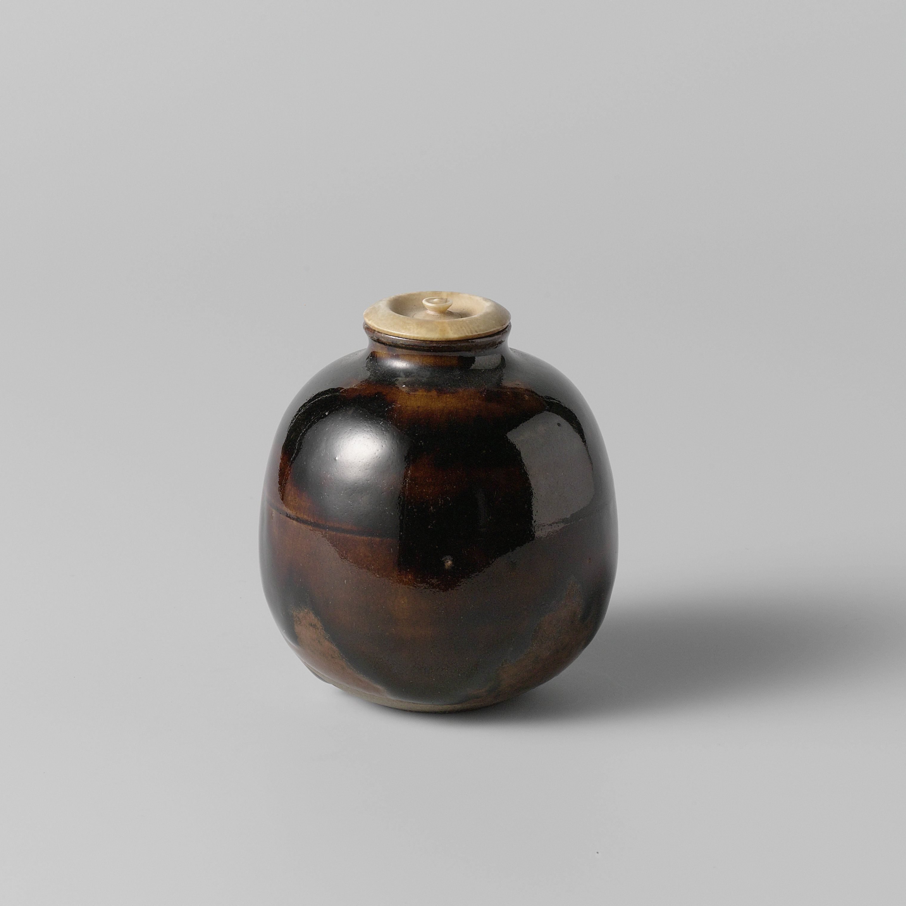 Tea caddy with a brown glaze