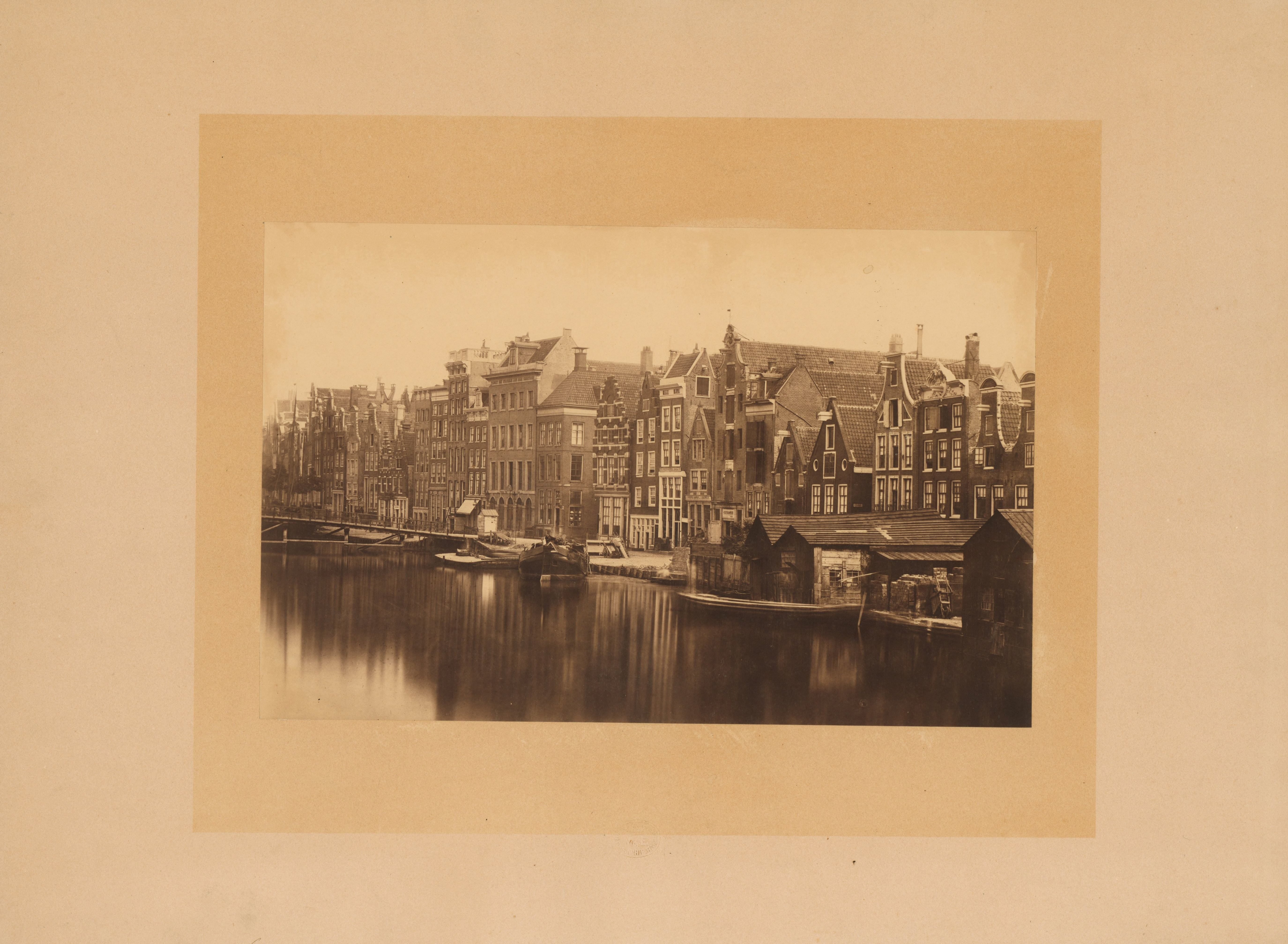 De Doodkistenmakersgracht bij de Halvemaansbrug, Amsterdam