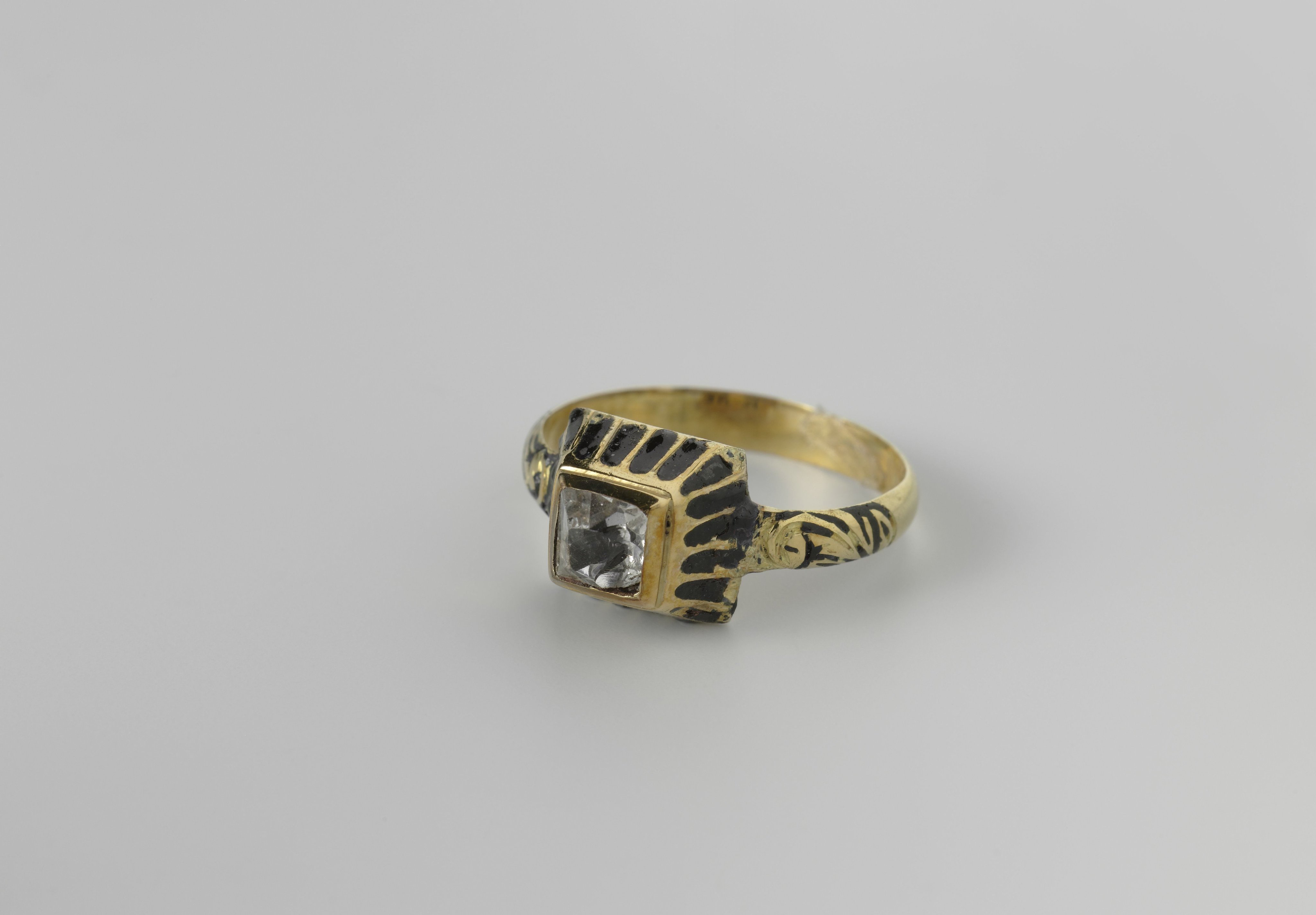 Ring met tafelgeslepen diamant