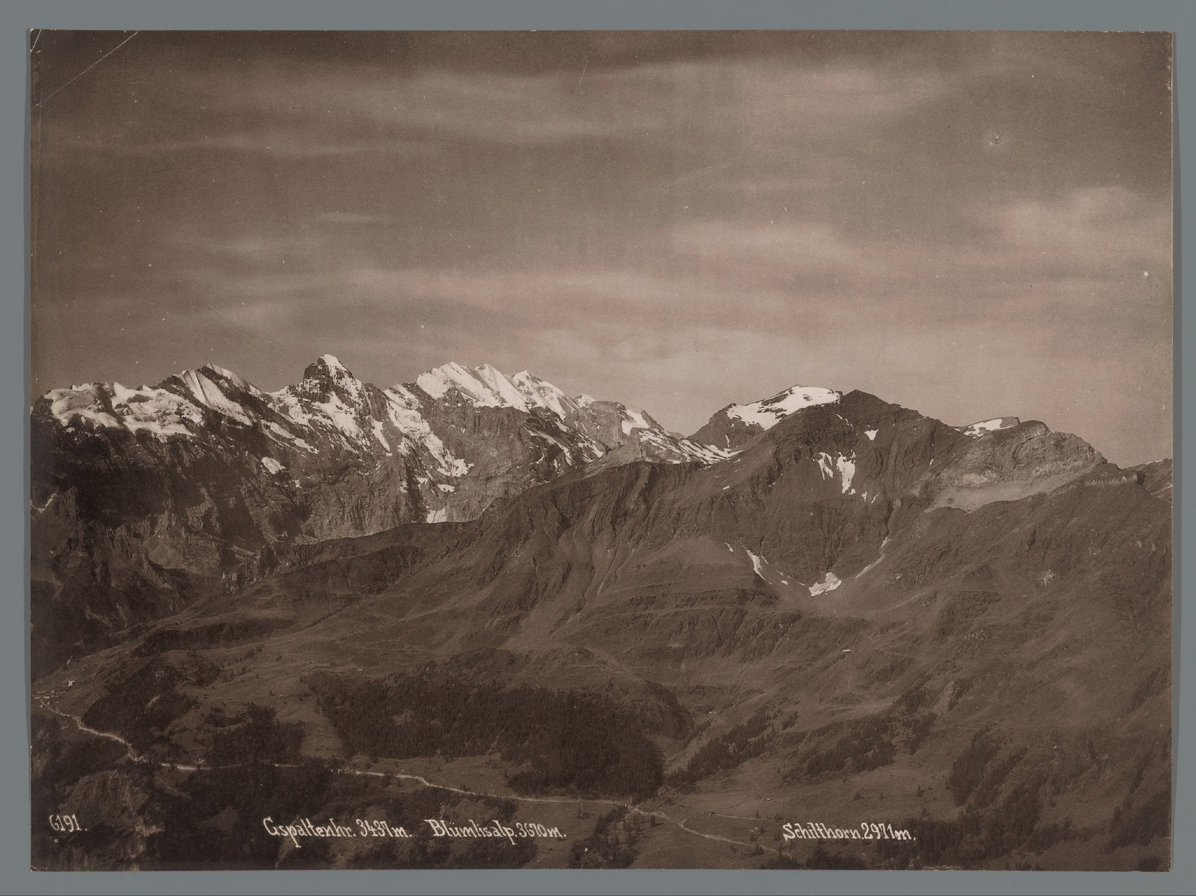 Gezicht op de Gspaltenhorn, de Blüemlisalp en de Schilthorn in de Berner Alpen