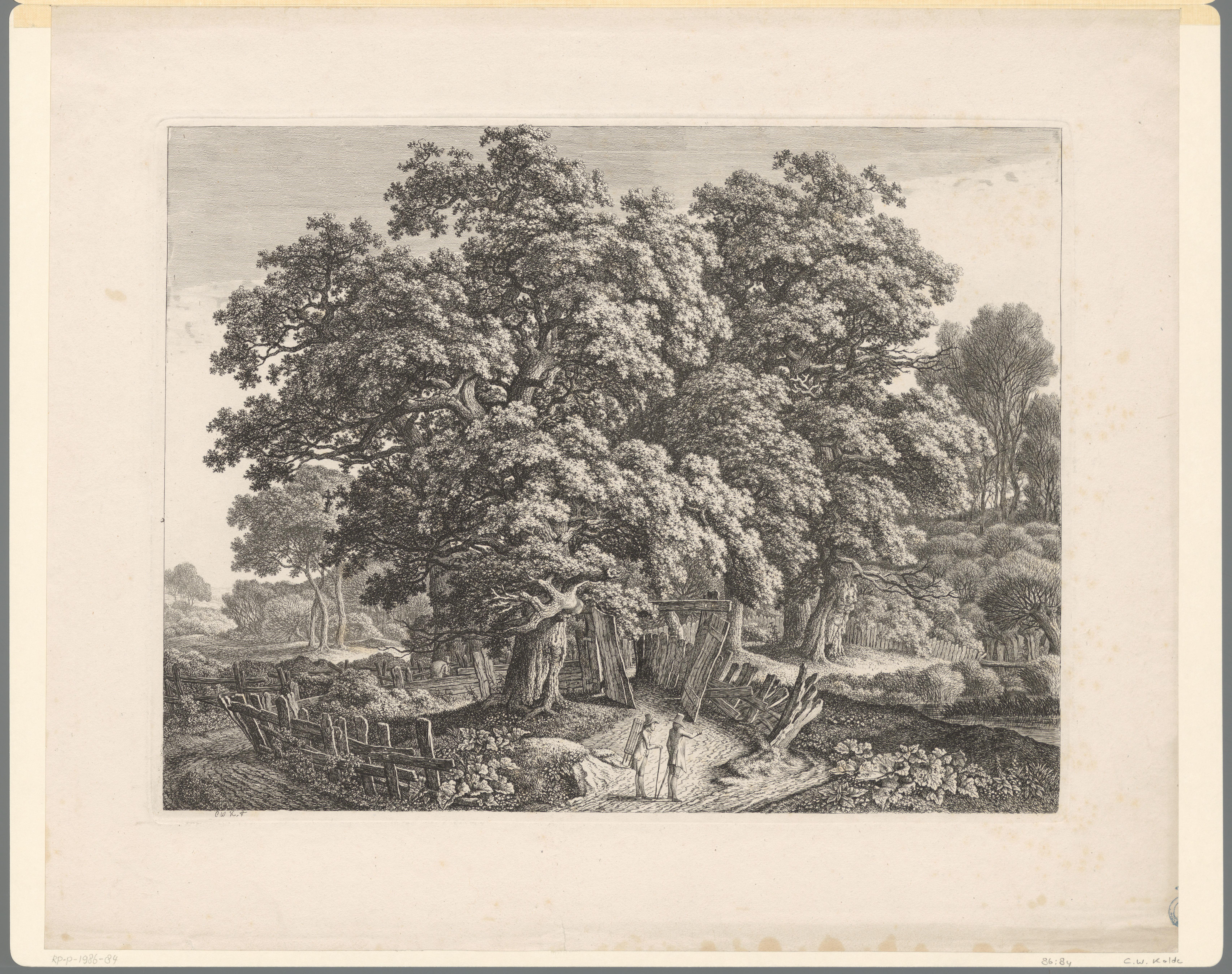 Bosrijk landschap met omheining om een eik en twee wandelaars