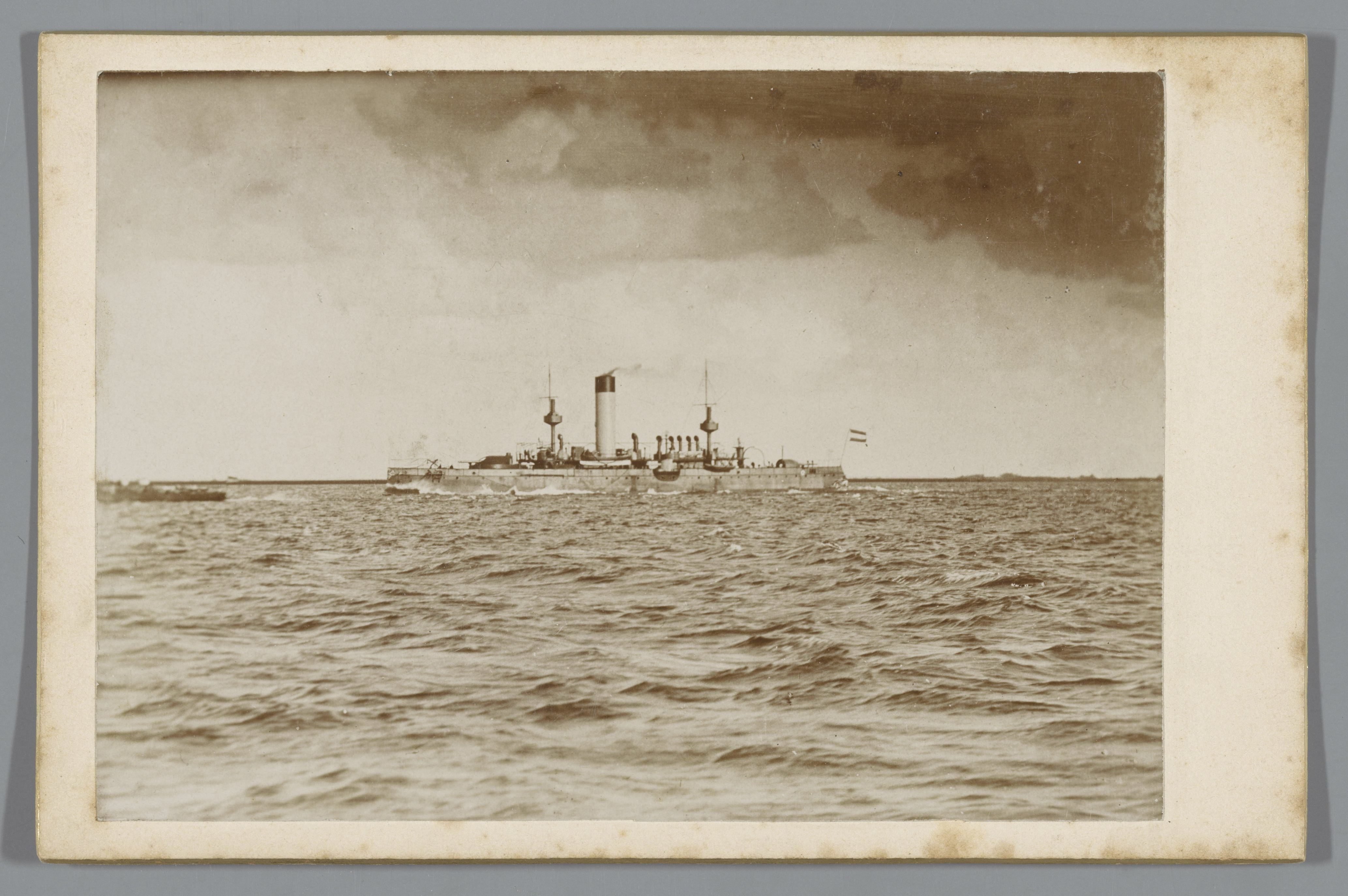 Pantserschip Hr. Ms. Evertsen op zee