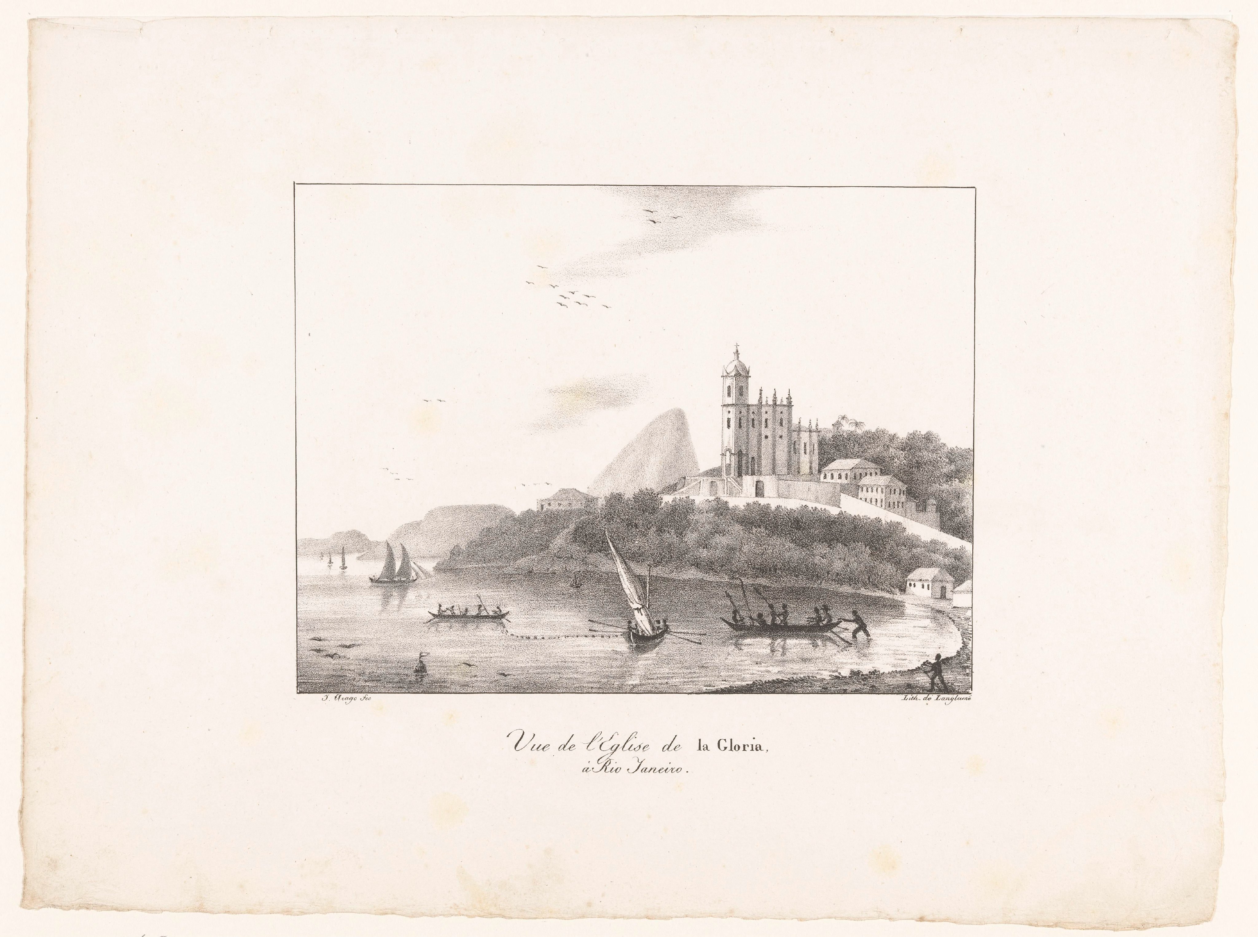 Zicht op een baai met de Gloria-kerk in Rio de Janeiro
