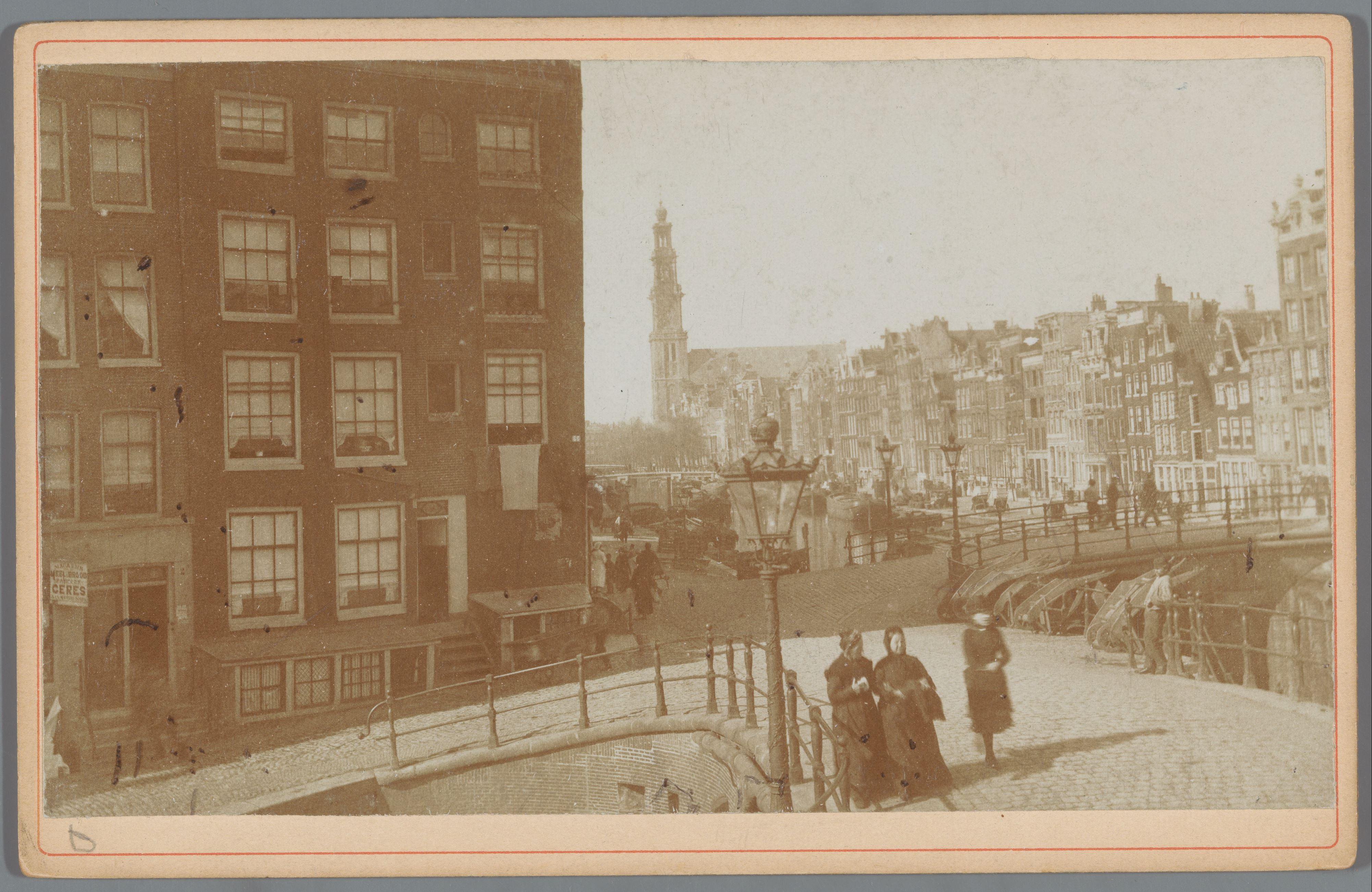 Gezicht op de Prinsengracht met Westerkerk in Amsterdam