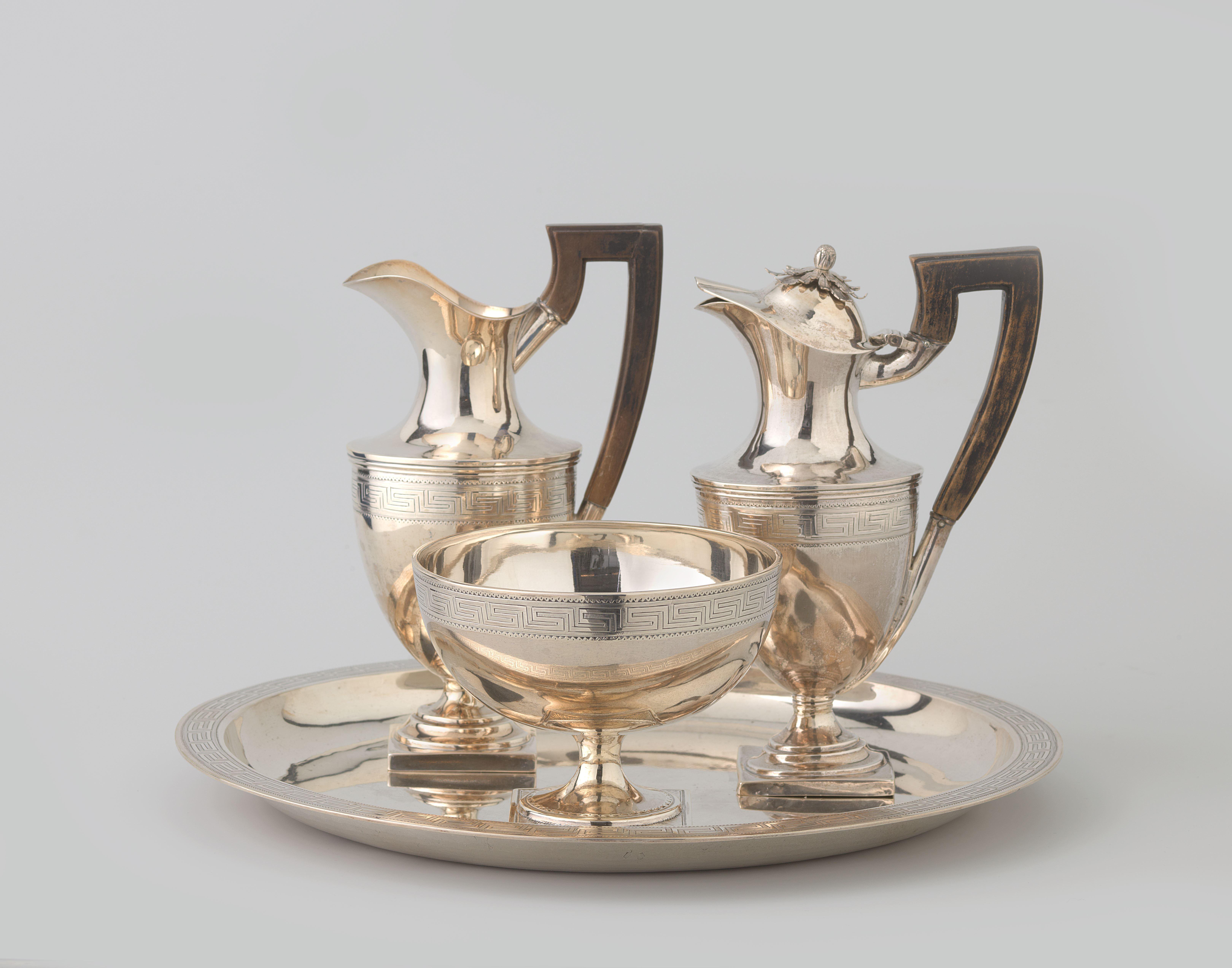 Servies, bestaande uit een rond blad, een spoelkom, een kan en een melkkan