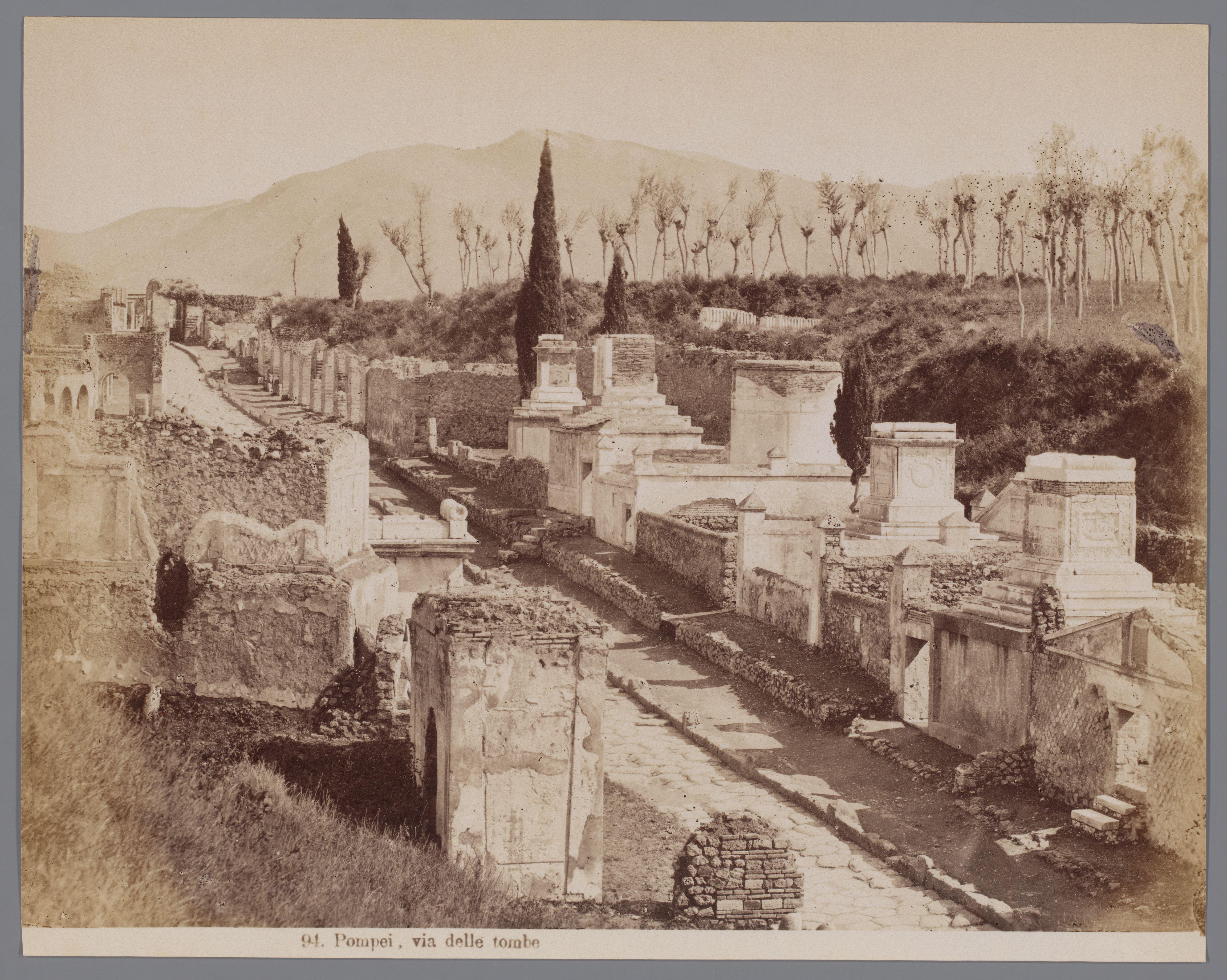 Via delle Tombe in Pompei, op de achtergond de Vesuvius