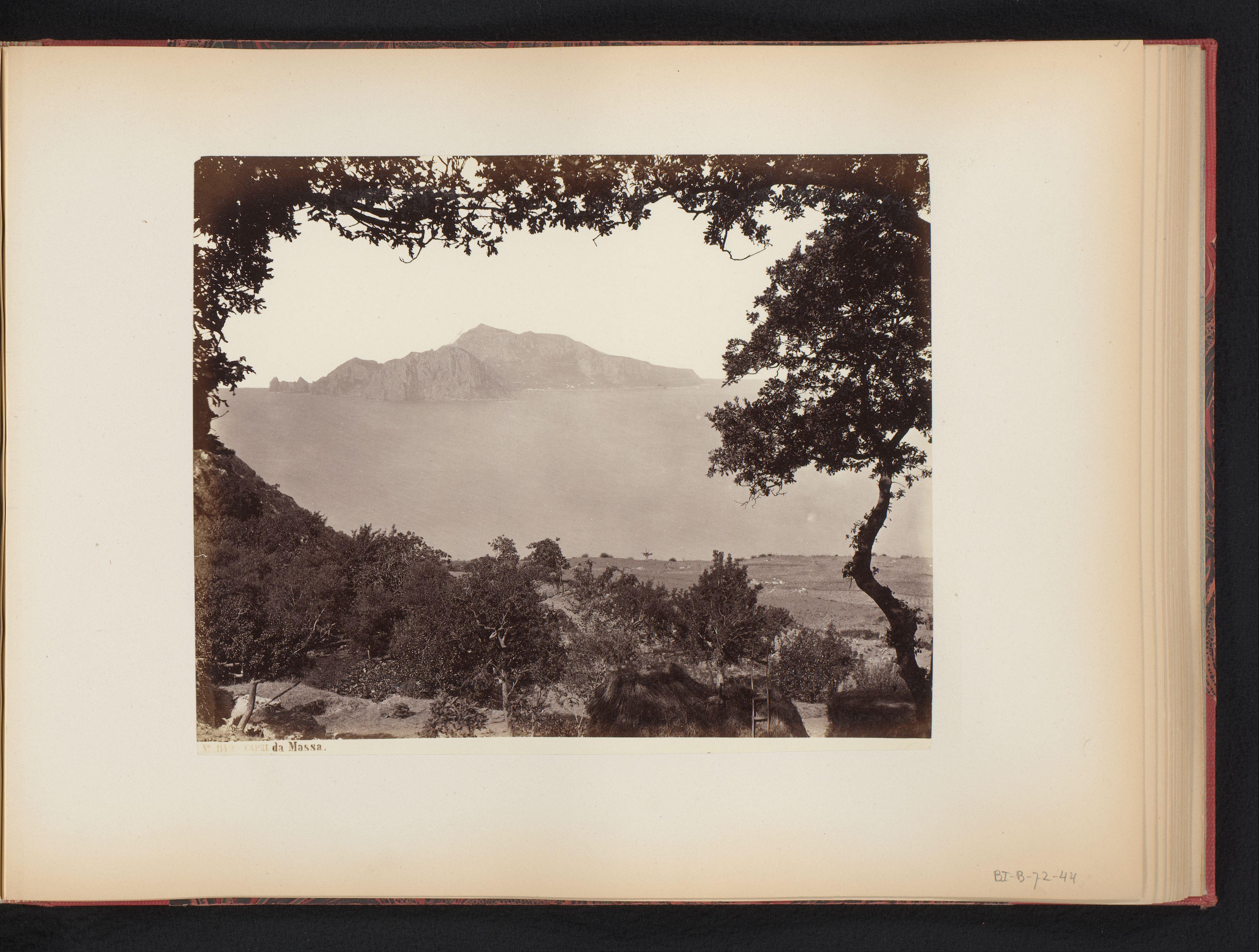 Gezicht op Capri vanaf het vasteland, Italië