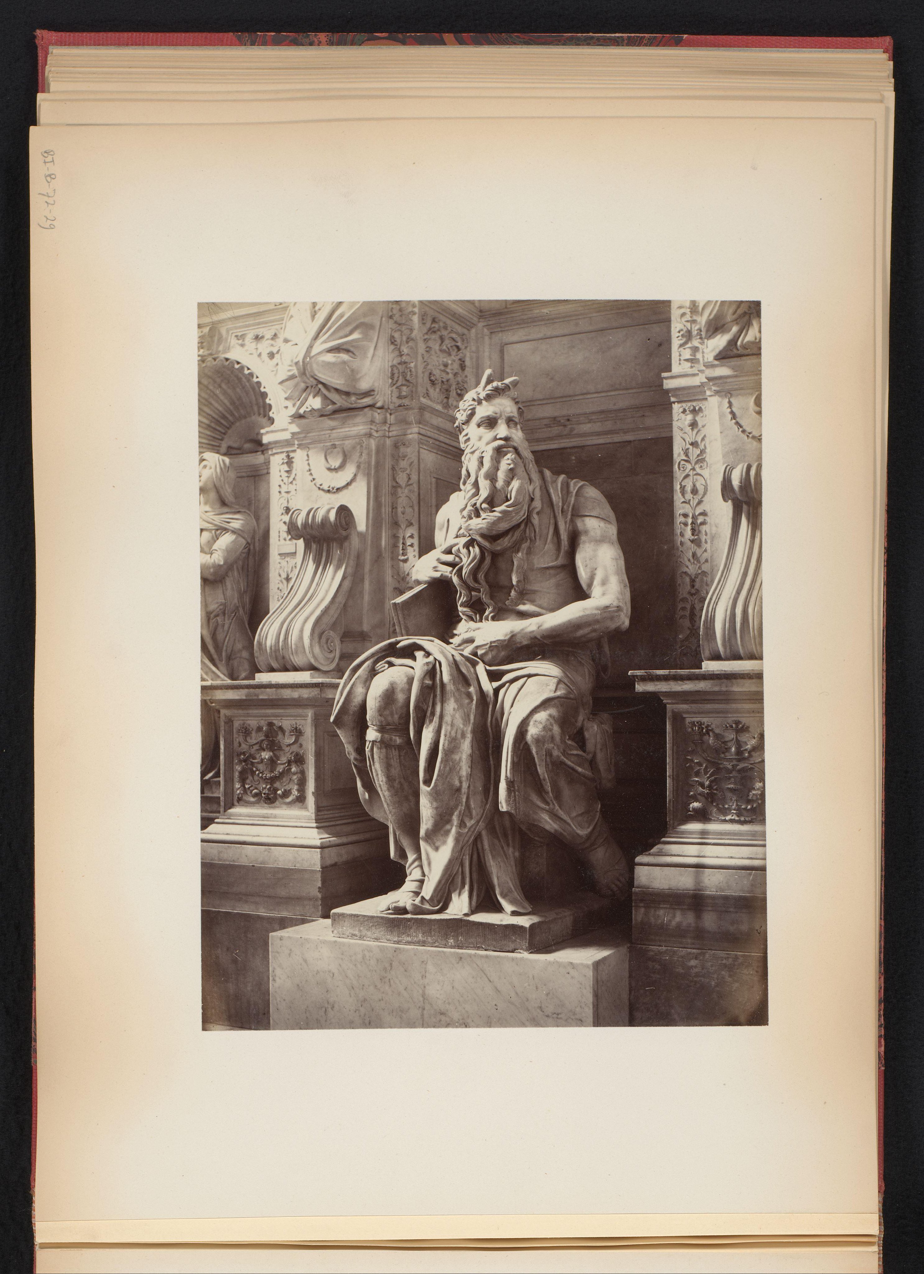 Sculptuur van Mozes door Michelangelo, monument voor Julius II, S. Pietro in Vincoli te Rome, Italië