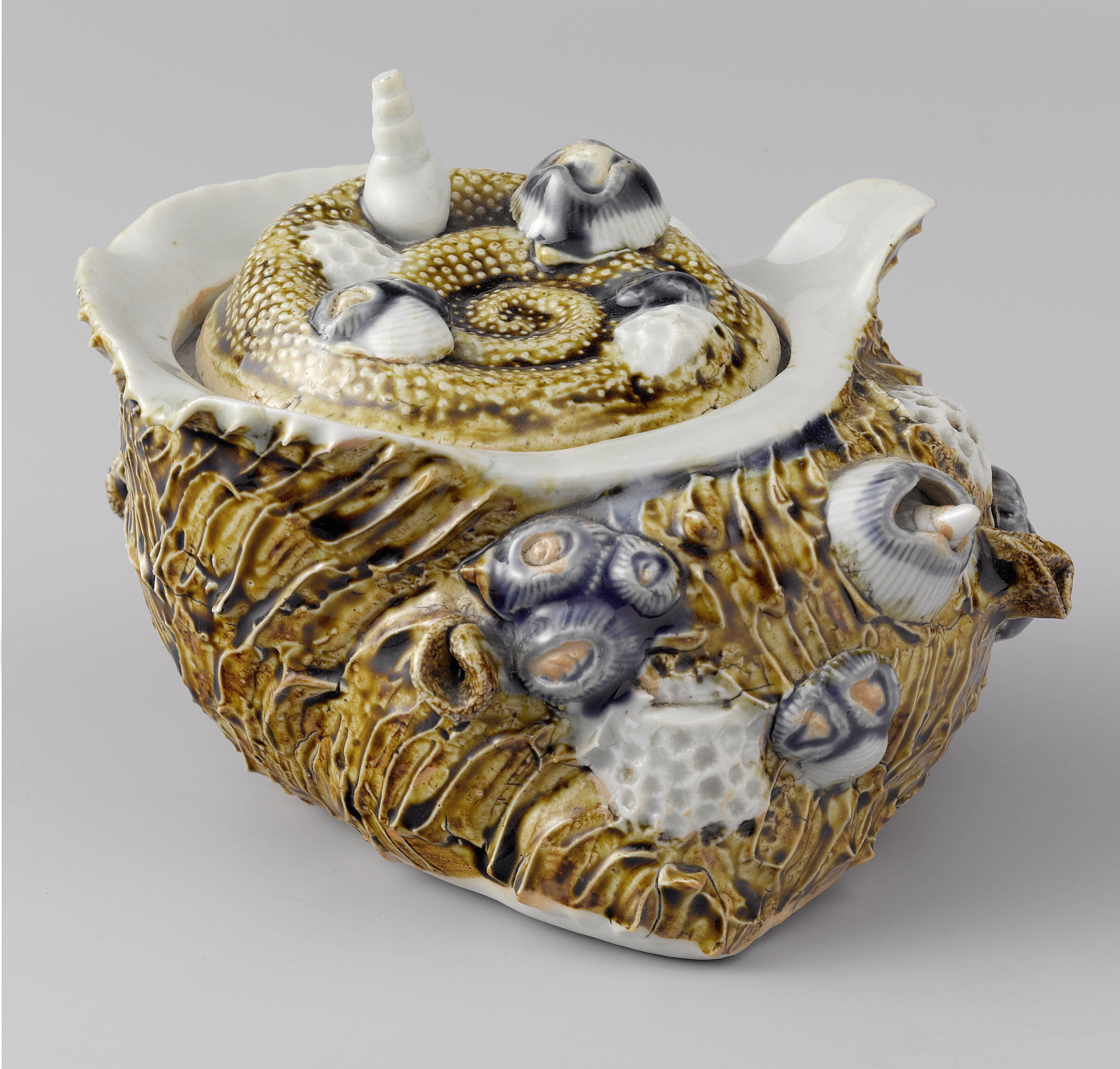 Covered box in the shape of a conch