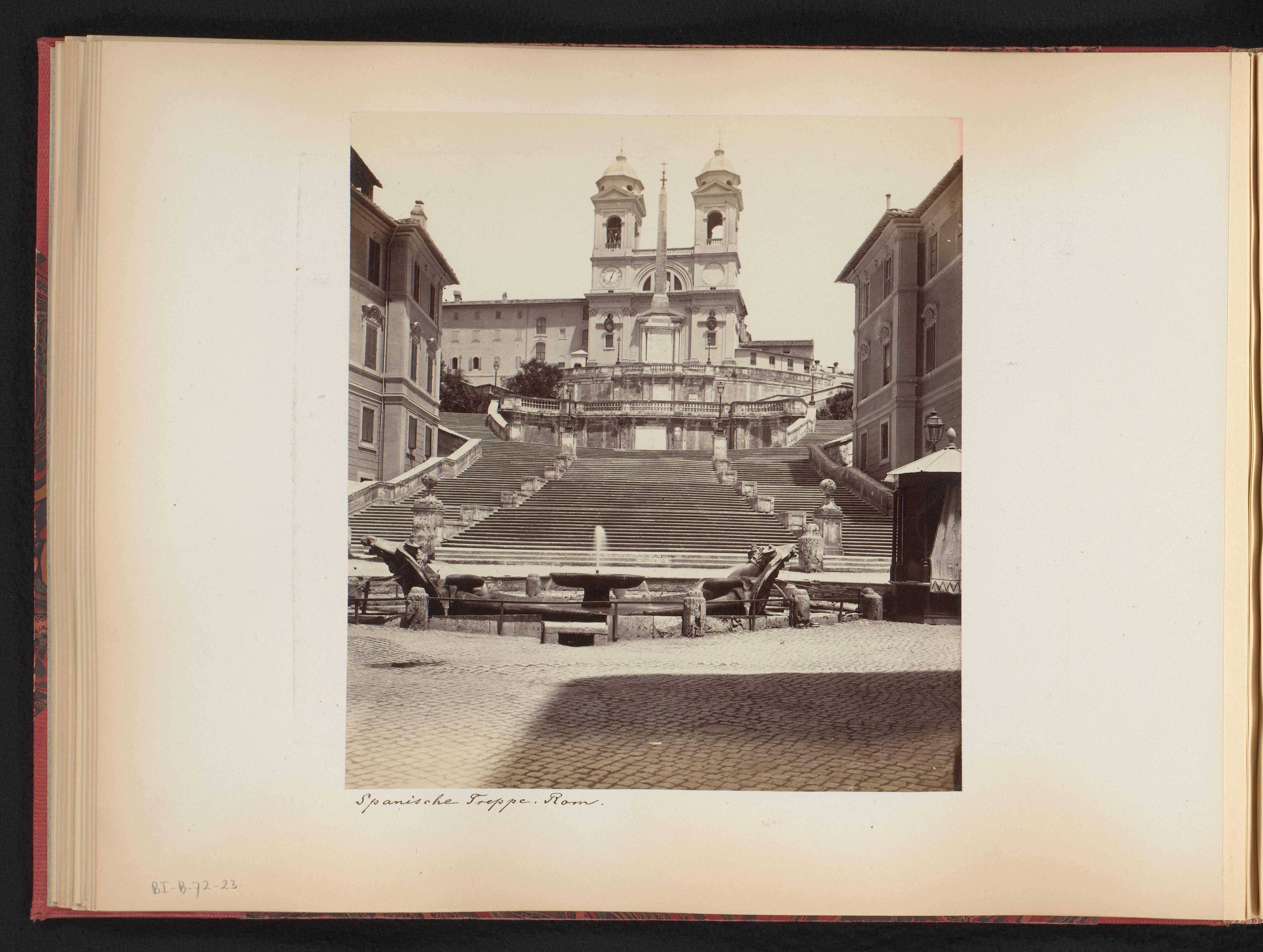 Gezicht op de Spaanse trappen, de Piazza di Spagna en de Trinità dei Monti te Rome, Italië