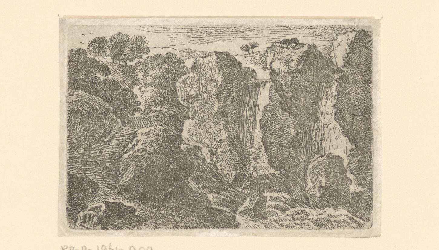Landschap met watervallen bij een rotswand