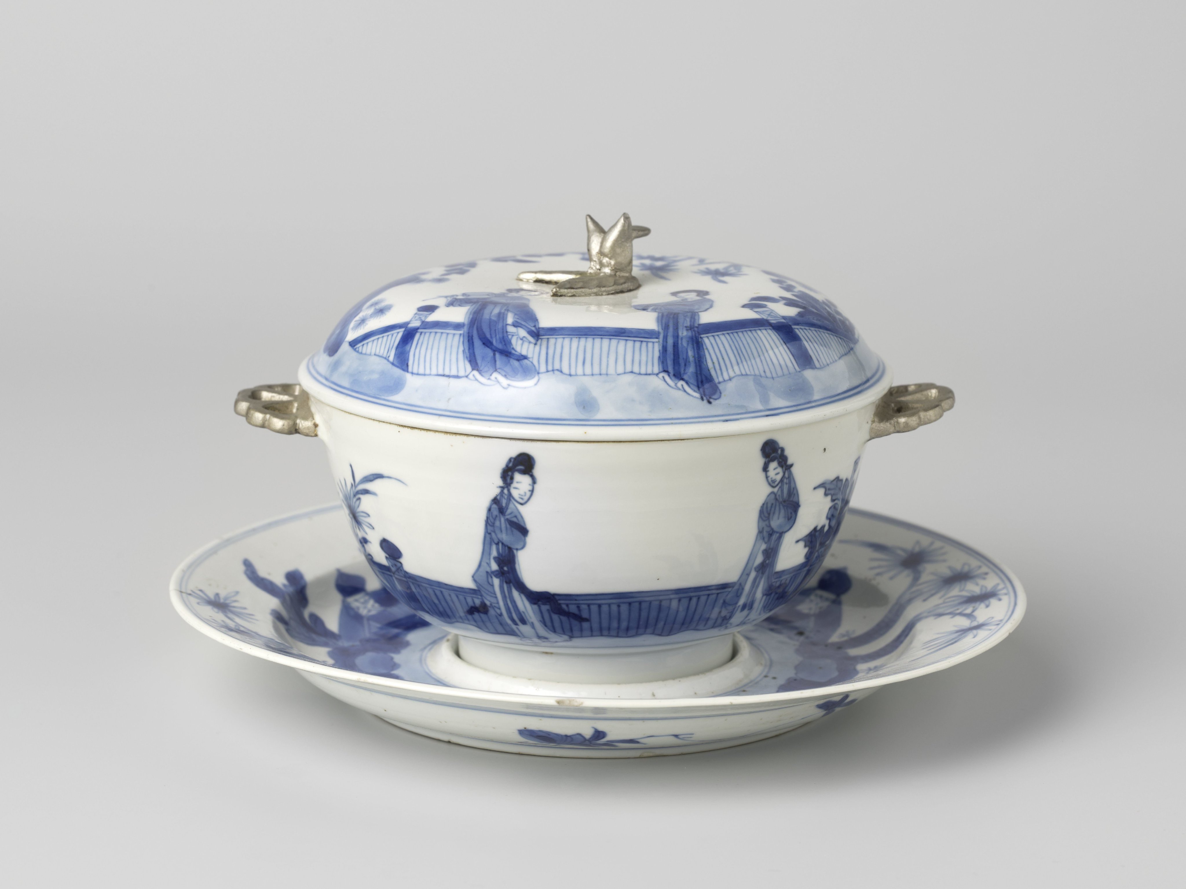 Covered bowl with stand