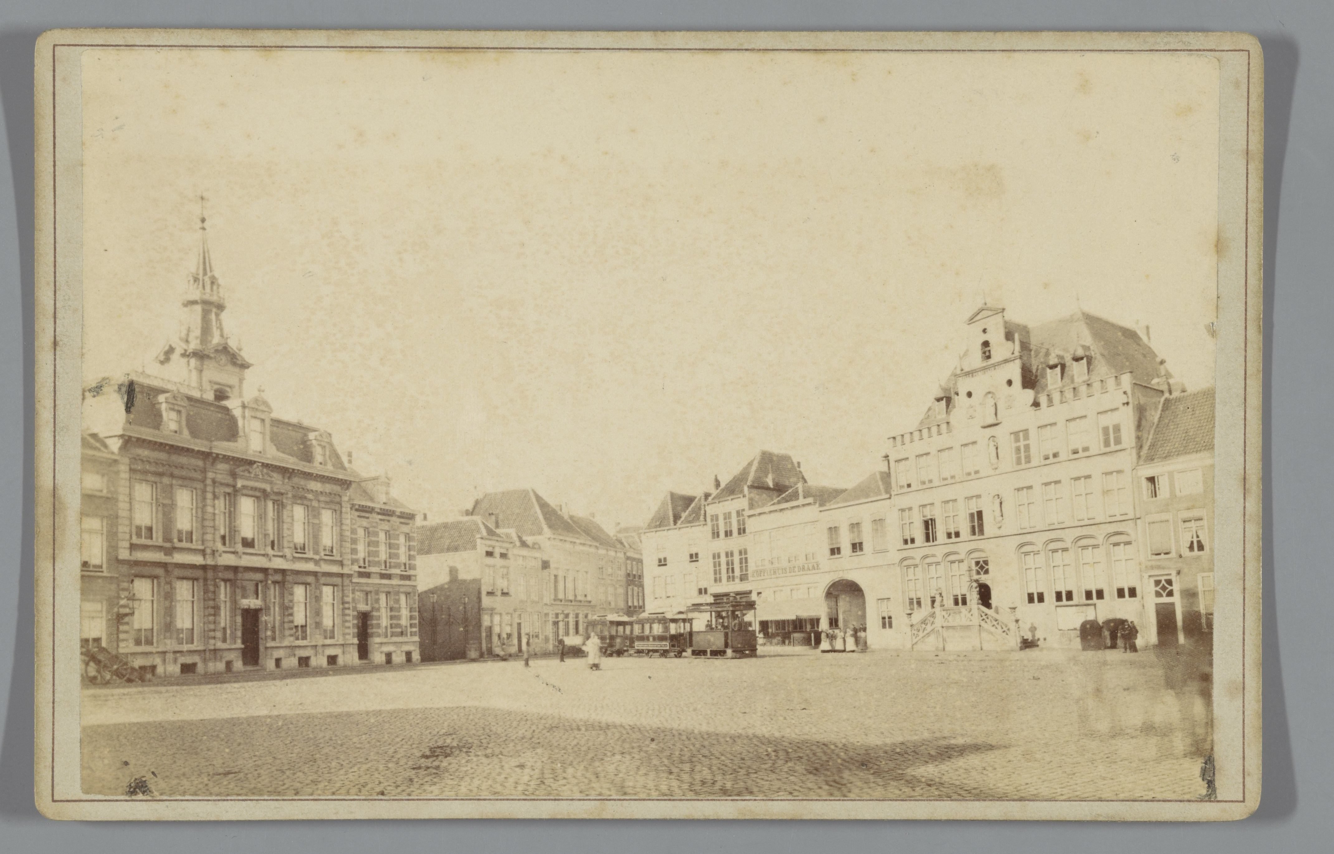 Stadhuis en koffiehuis De Draak aan de Grote Markt te Bergen op Zoom