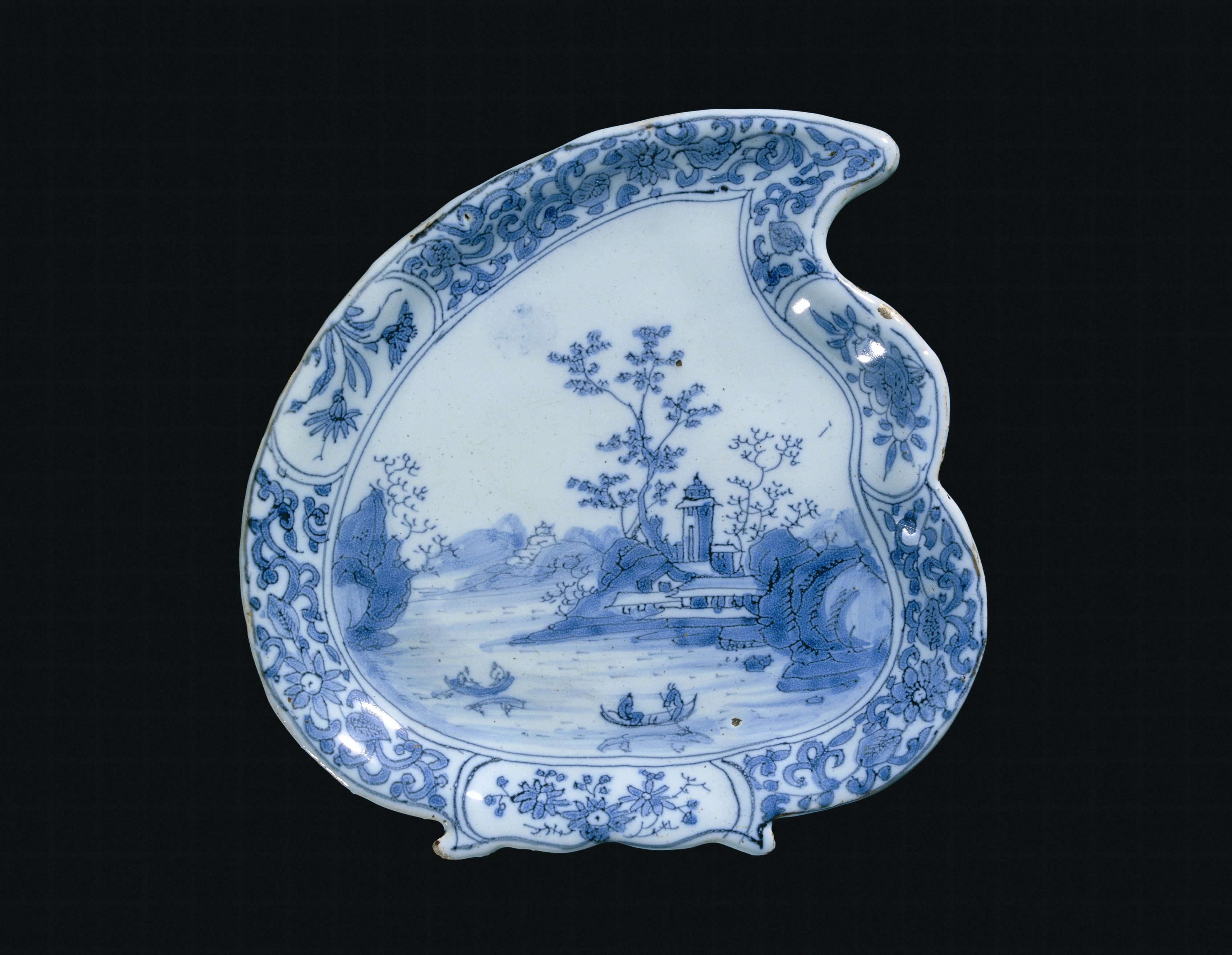Dish in the shape of a peach leaf
