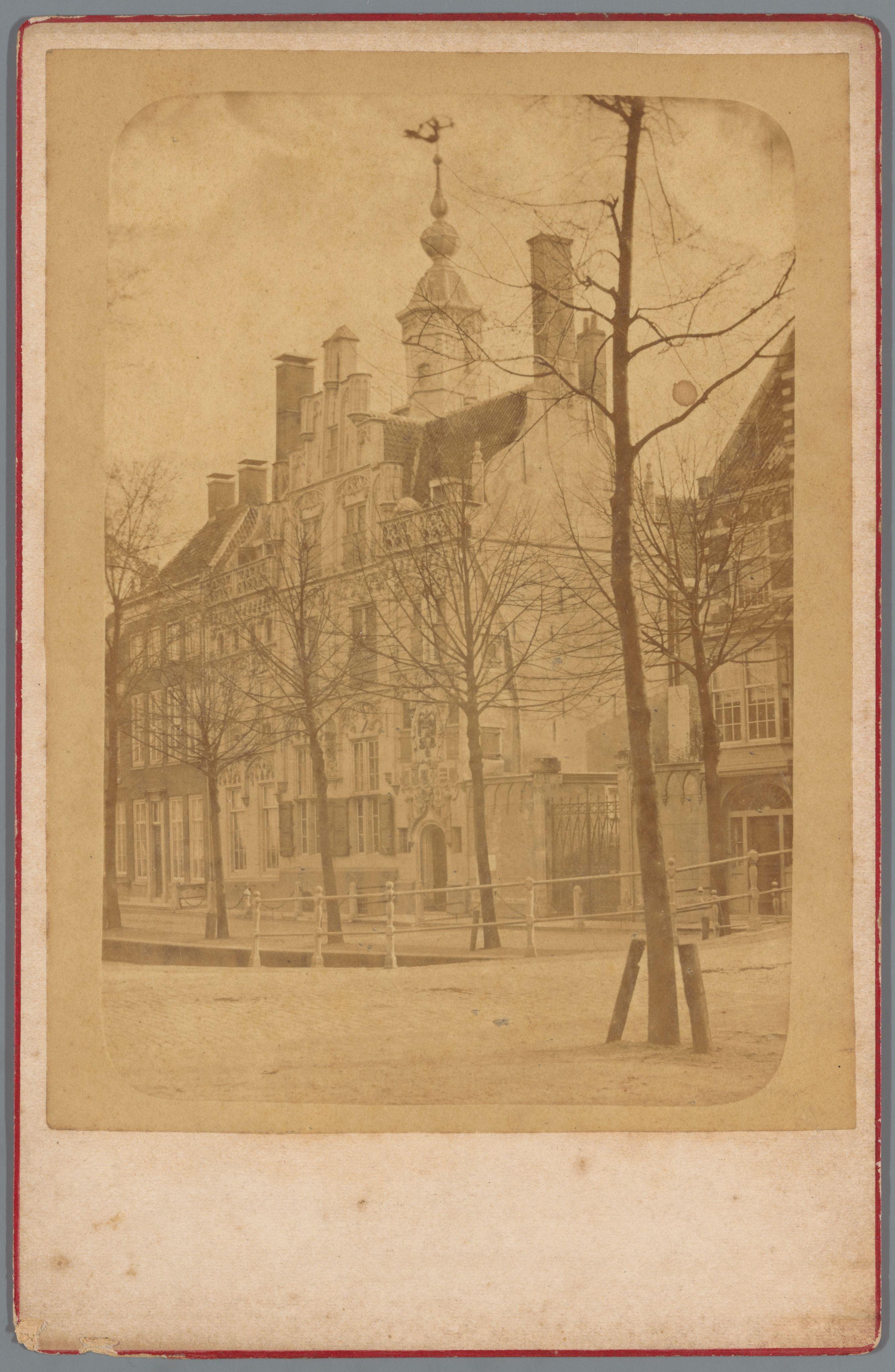 Gezicht op de Oude Delft met het Gemeenlandshuis in Delft