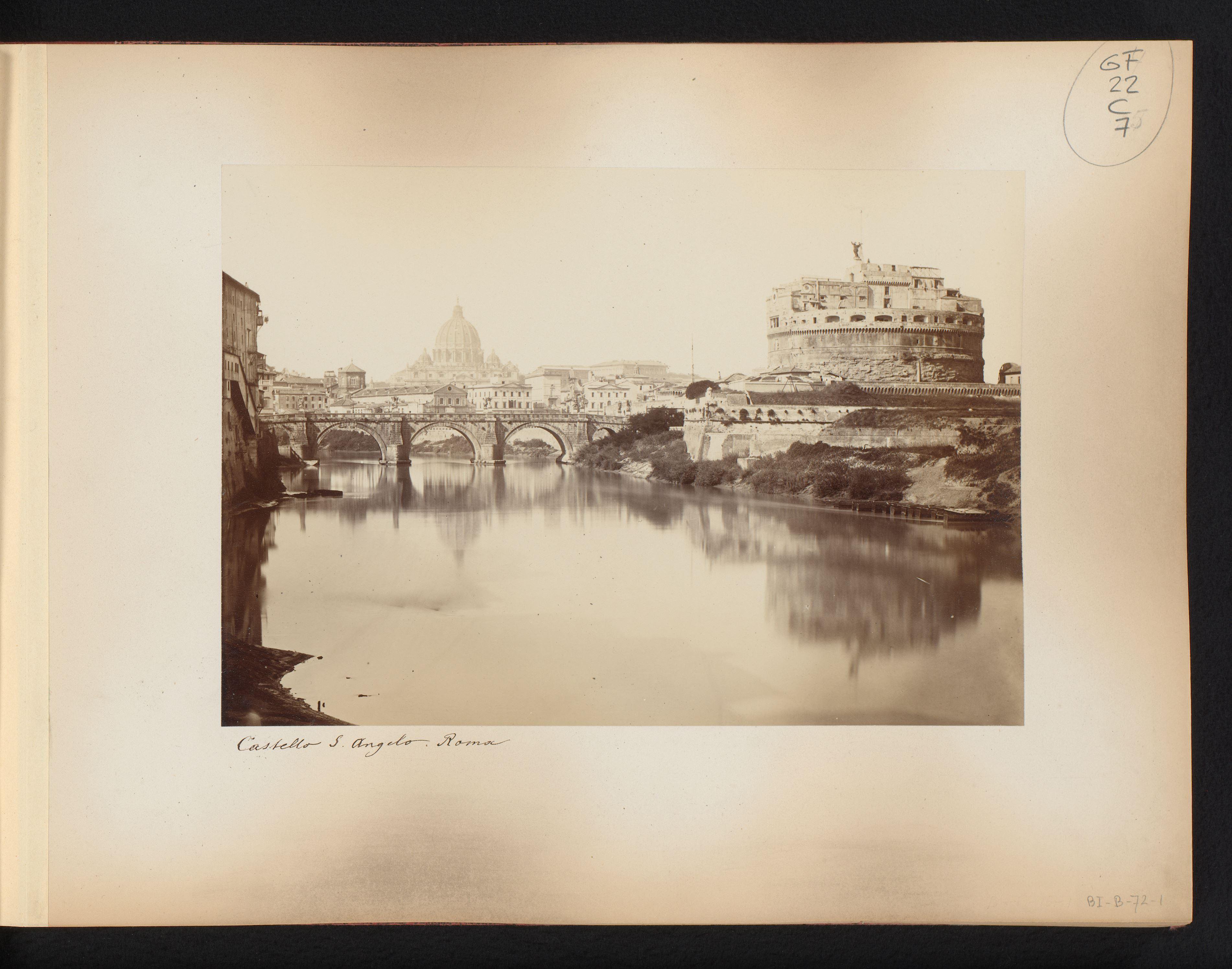 Gezicht op de Engelenburcht, de Tiber en de Sint Pieter te Rome, Italië